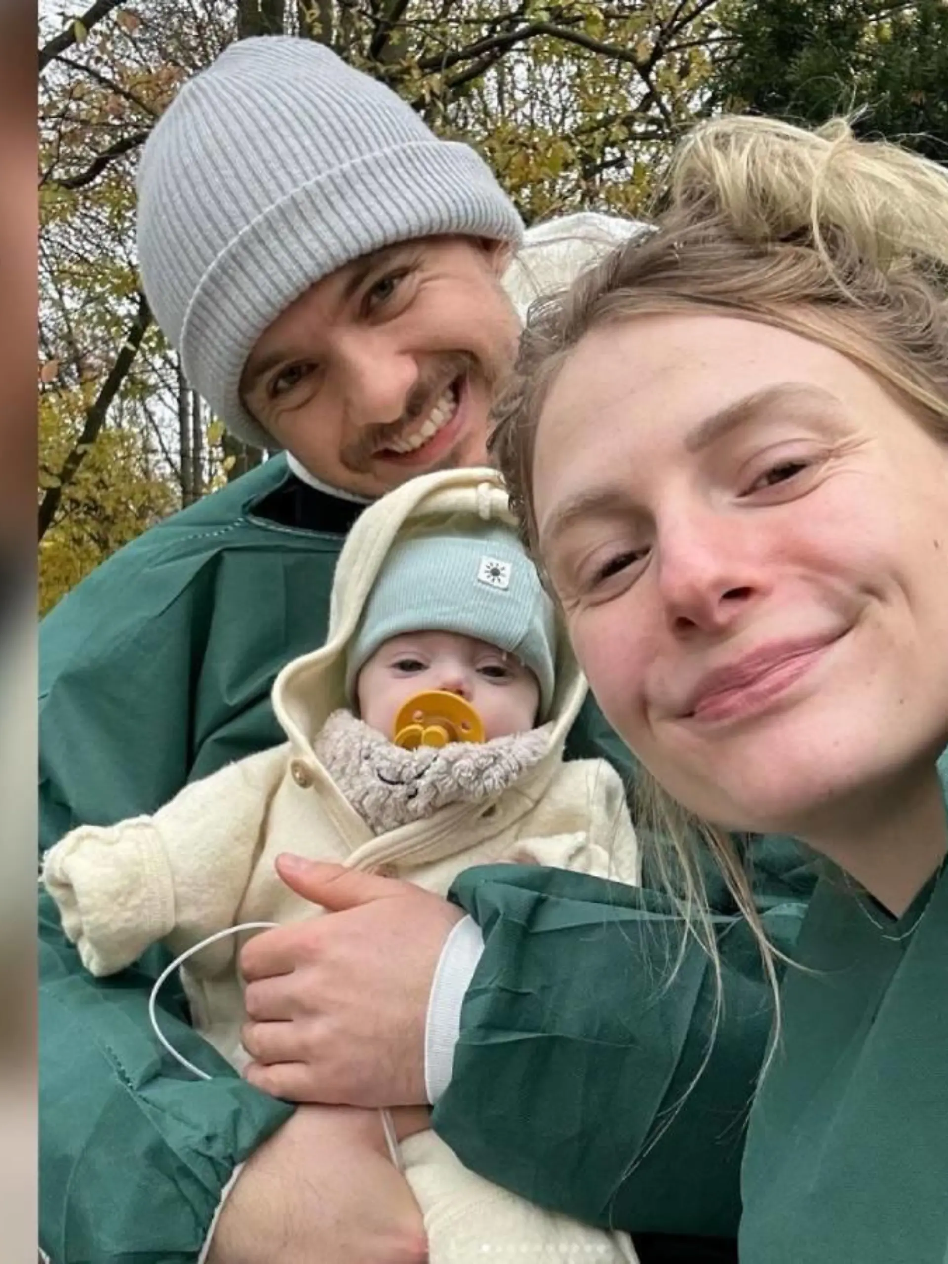 Oskar Ogorkiewicz (FitnessOskar) und Mandy Brobeck (HealthyMandy) mit Baby Rio im Arm.