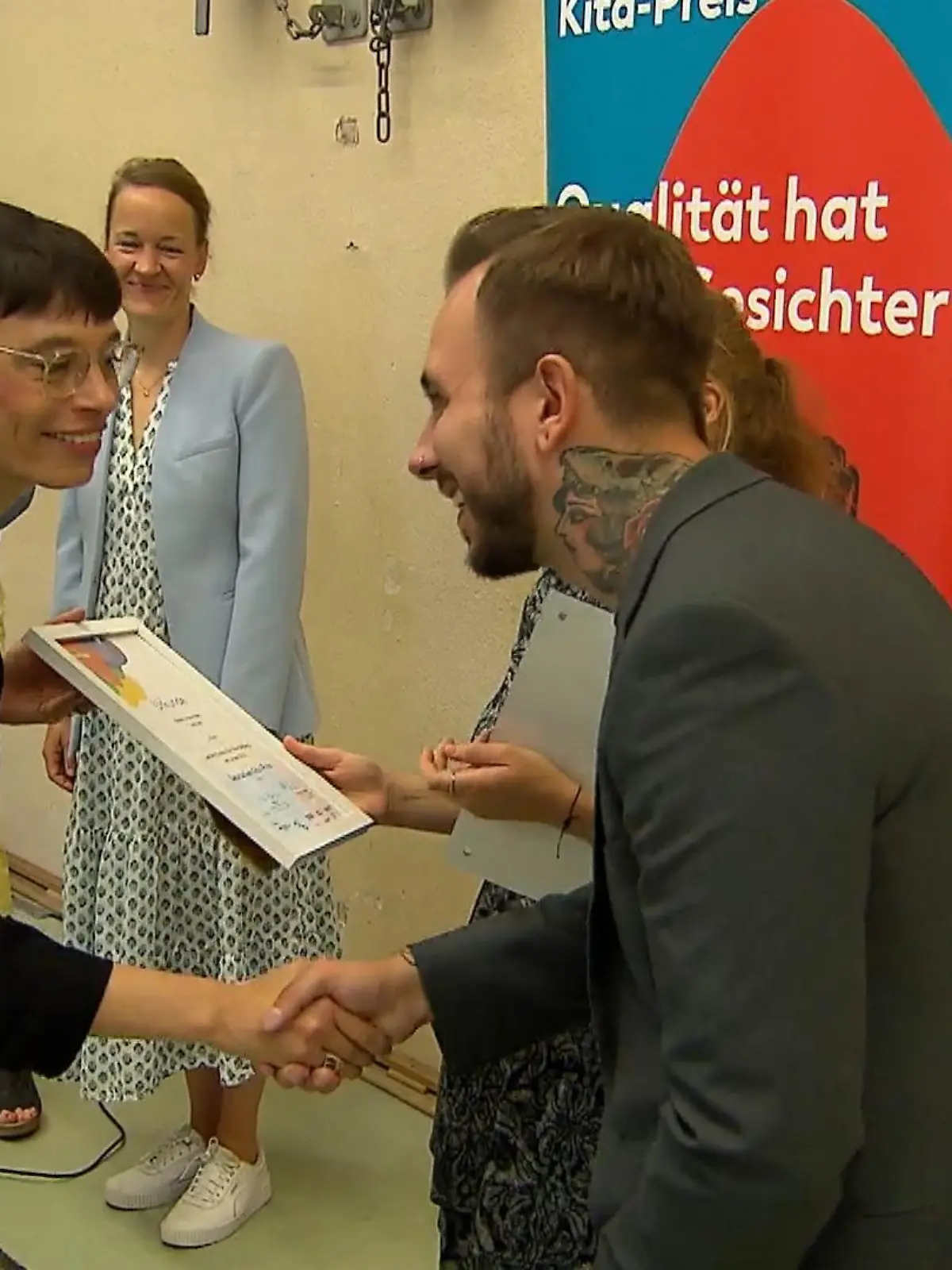 Das Bündnis Hochfeld gehört zu den Gewinnern des Deutschen Kita-Preises 2022. Bei knapp 1.200 Bewerbungen hat die Duisburger Initiative den zweiten Platz ergattern können und zwar in der Kategorie „Lokales Bündnis für frühe Bildung des Jahres“. Das wurde heute so richtig gefeiert werden und zwar mit Bundesfamilienministerin Lisa Paus und ihrer Kollegin NRW-Familienministerin Josefine Paul.