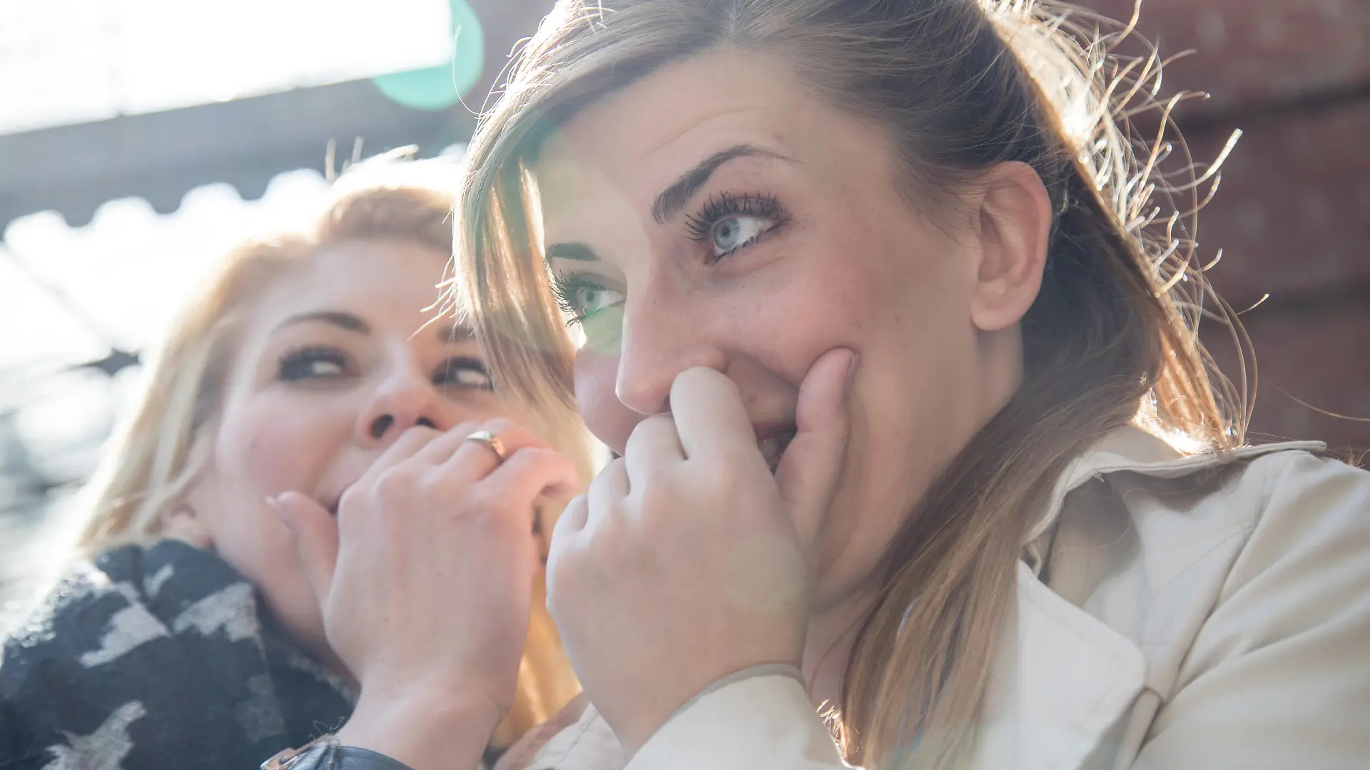 ILLUSTRATION - Zwei junge Frauen laufen am 12.09.2017 in Hamburg durch die Stadt und fluestern hinter vorgehaltener Hand (gestellte Szene). Foto: Christin Klose || Modellfreigabe vorhanden