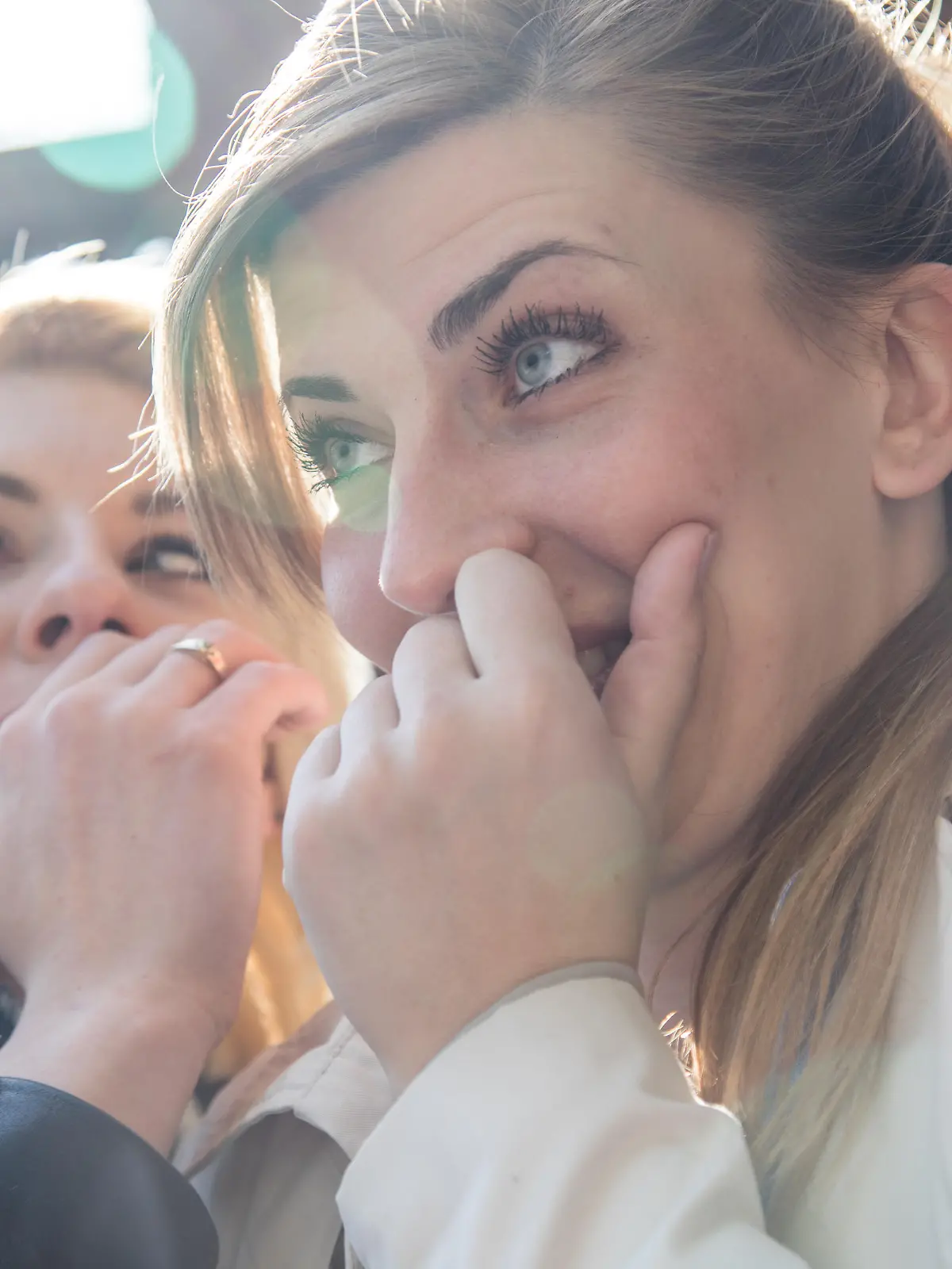 ILLUSTRATION - Zwei junge Frauen laufen am 12.09.2017 in Hamburg durch die Stadt und fluestern hinter vorgehaltener Hand (gestellte Szene). Foto: Christin Klose || Modellfreigabe vorhanden