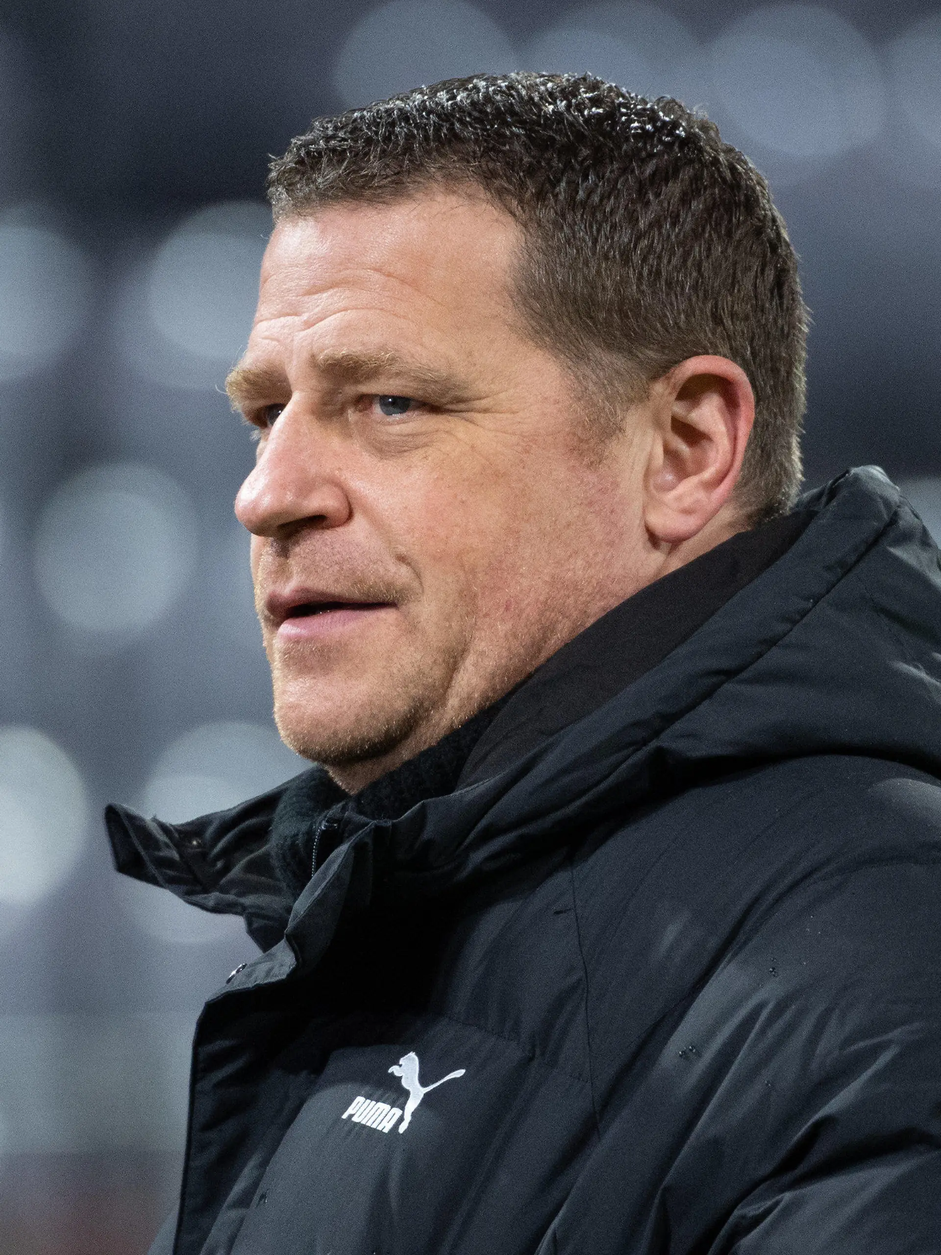 ARCHIV - 07.01.2022, Bayern, München: Fußball: Bundesliga, Bayern München - Borussia Mönchengladbach, 18. Spieltag in der Allianz Arena. Mönchengladbachs damaliger Sportdirektor Max Eberl vor Beginn der Partie. (zu dpa «Medien: RB Leipzig verhandelt mit Max Eberl über Sportdirektor-Posten») Foto: Sven Hoppe/dpa - WICHTIGER HINWEIS: Gemäß den Vorgaben der DFL Deutsche Fußball Liga bzw. des DFB Deutscher Fußball-Bund ist es untersagt, in dem Stadion und/oder vom Spiel angefertigte Fotoaufnahmen in Form von Sequenzbildern und/oder videoähnlichen Fotostrecken zu verwerten bzw. verwerten zu lassen. +++ dpa-Bildfunk +++