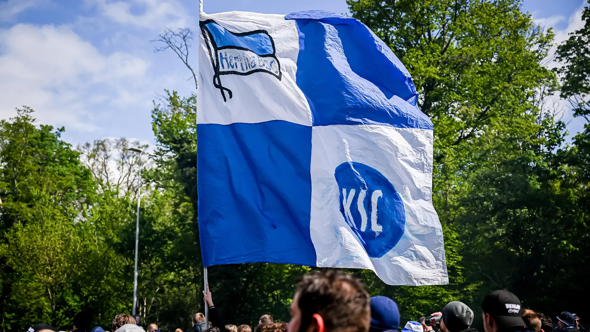 Ein Fahne mit KSC und Hertha Logo beim Fanmarsch der Fans vor dem Spiel. GES/ Fussball/ 2. Bundesliga: Karlsruher SC - Hertha BSC Berlin, 21.04.2024 Football / Soccer: 2nd League: Karlsruher Sport-Club vs Hertha BSC Berlin, Karlsruhe, April 21, 2024