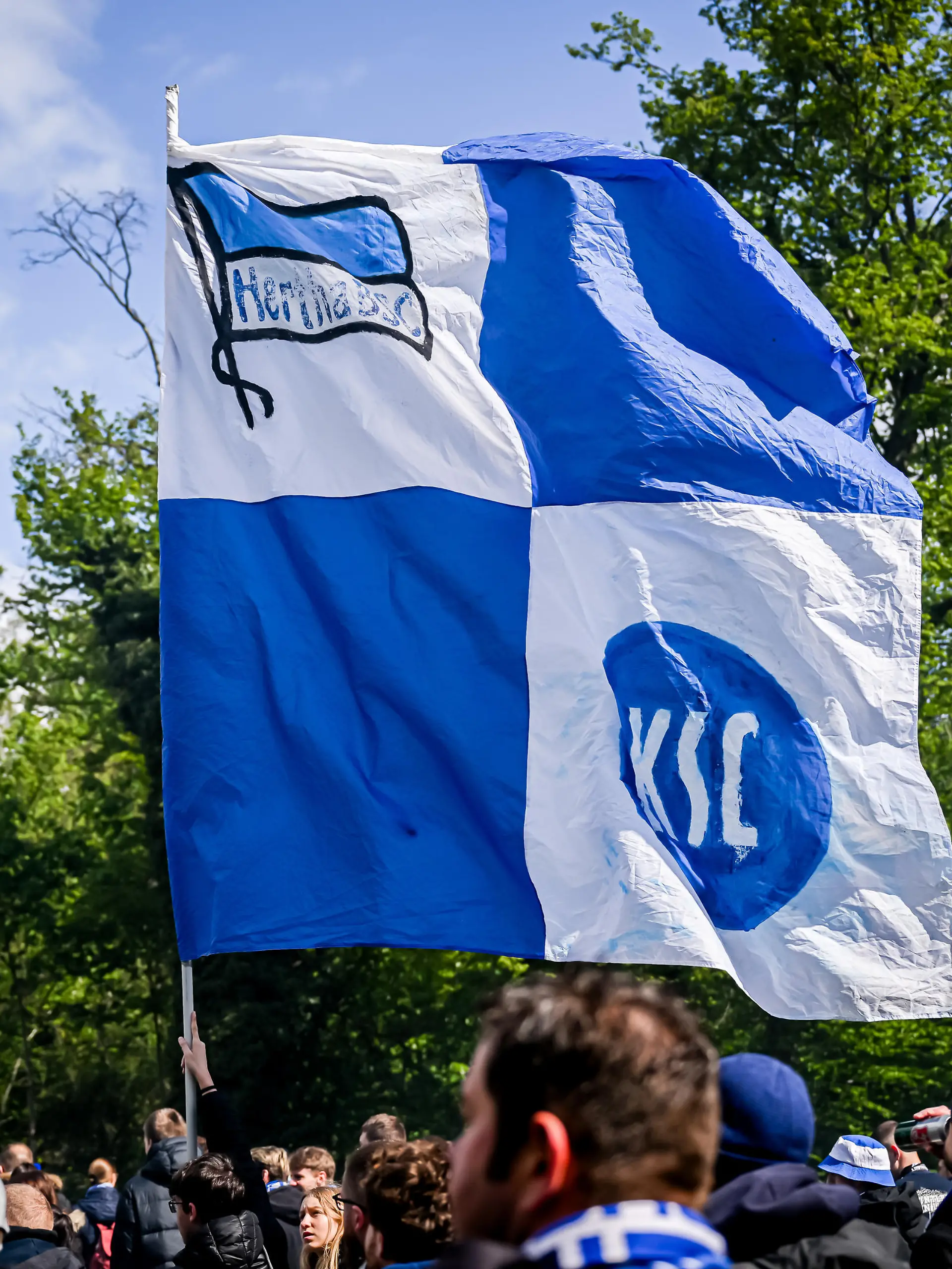 Ein Fahne mit KSC und Hertha Logo beim Fanmarsch der Fans vor dem Spiel. GES/ Fussball/ 2. Bundesliga: Karlsruher SC - Hertha BSC Berlin, 21.04.2024 Football / Soccer: 2nd League: Karlsruher Sport-Club vs Hertha BSC Berlin, Karlsruhe, April 21, 2024