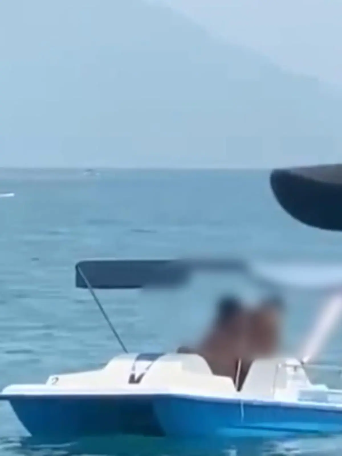 Obwohl ein Tretboot keine Segel hat, ist beim Blick auf dieses Schiff doch relativ schnell klar, woher der Wind weht. Nachdem der Kapitän schon seinen Kahn zum Ablegen klargemacht hatte, versuchte er scheinbar auch noch sein Glück bei seiner befreundeten Leichtmatrosin – mit Erfolg! In aller Öffentlichkeit frönen die beiden auf den Gewässern vor Sotschi in Russland ihrer Leidenschaft füreinander und zeigen, dass sie keinen starken Wellengang brauchen, um ihre Liebesgondel zum Schaukeln zu bringen. Die pikanten Bilder gibt es im Video.