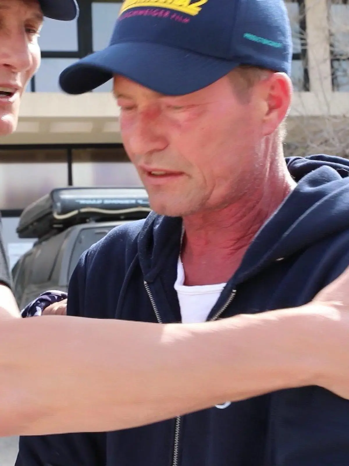Oliver Masucci steht Til Schweiger auf Mallorca bei.