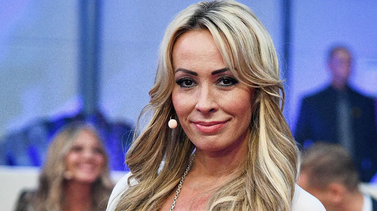 ARCHIV - 31.08.2018, Nordrhein-Westfalen, Köln: Cora Schumacher steht bei der Sat.1 Show «Promi Big Brother 2018» im Studio. (zu dpa: «Neue Sat.1-Reihe: Promis und Normalos reden über Geld») Foto: Henning Kaiser/dpa +++ dpa-Bildfunk +++