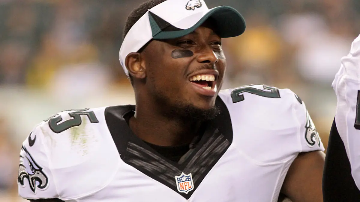 Image #: 31530940    Philadelphia Eagles running back LeSean McCoy laughs on the sidelines during the fourth quarter of a pre-season game vs. the Pittsburgh Steelers, Thursday, Aug. 21, 2014. (Staff Photos by Tim Hawk | South Jersey Times)     South Jersey Times /Landov Keine Weitergabe an Drittverwerter.