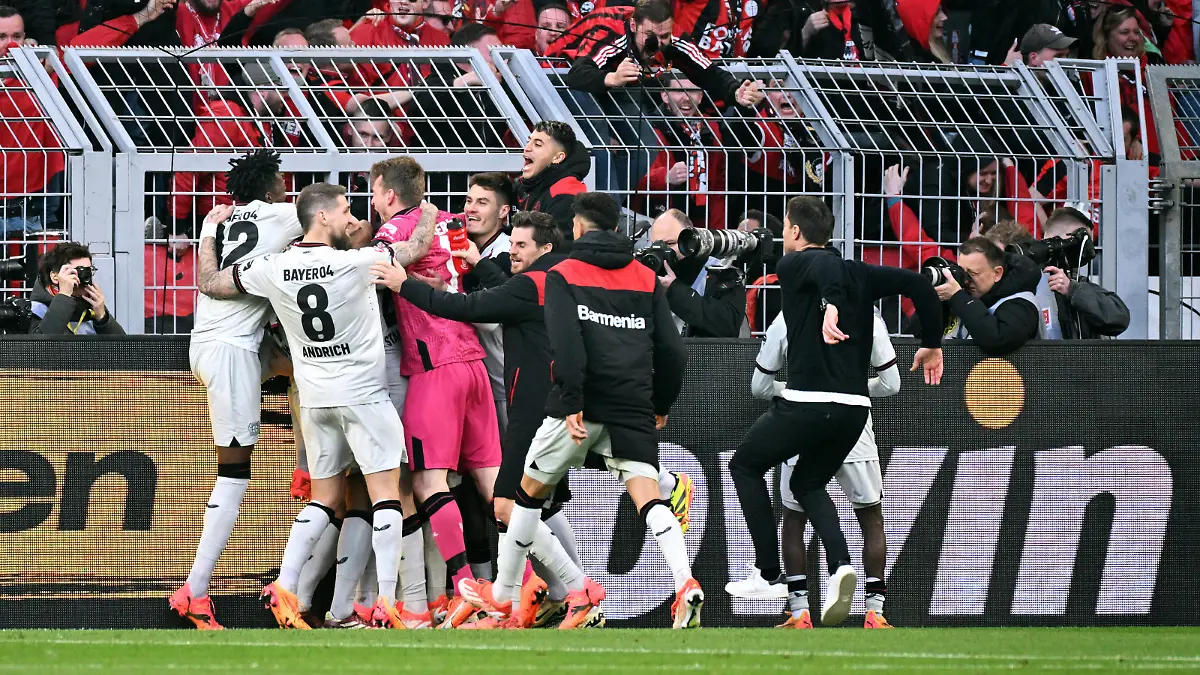 Fussball, Bundesliga, Deutschland, Herren, Saison 2023/2024, 30. Spieltag, Signal Iduna Park Dortmund: Bor. Dortmund - Bayer Leverkusen 1:1 Cheftrainer Xabi Alonso LEV rennt zu den jubelnden Spielern nach dem 1:1 durch Josip Stanisic LEV. Jubel, Freude, Aktion. DFB/DFL REGULATIONS PROHIBIT ANY USE OF PHOTOGRAPHS AS IMAGE SEQUENCES AND/OR QUASI-VIDEO *** Football, Bundesliga, Germany, Men, Season 2023 2024, Matchday 30, Signal Iduna Park Dortmund Bor Dortmund Bayer Leverkusen 1 1 Head coach Xabi Alonso LEV runs to the cheering players after the 1 1 by Josip Stanisic LEV Cheers, joy, action DFB DFL REGULATIONS PROHIBIT ANY USE OF PHOTOGRAPHS AS IMAGE SEQUENCES AND OR QUASI VIDEO