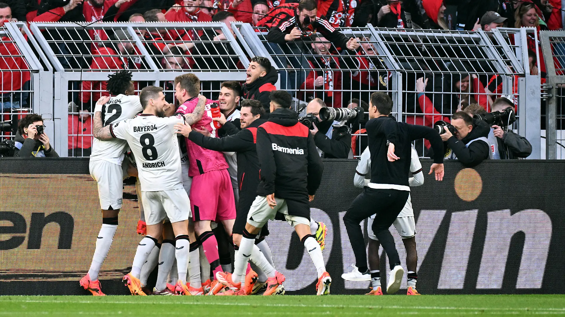 Fussball, Bundesliga, Deutschland, Herren, Saison 2023/2024, 30. Spieltag, Signal Iduna Park Dortmund: Bor. Dortmund - Bayer Leverkusen 1:1 Cheftrainer Xabi Alonso LEV rennt zu den jubelnden Spielern nach dem 1:1 durch Josip Stanisic LEV. Jubel, Freude, Aktion. DFB/DFL REGULATIONS PROHIBIT ANY USE OF PHOTOGRAPHS AS IMAGE SEQUENCES AND/OR QUASI-VIDEO *** Football, Bundesliga, Germany, Men, Season 2023 2024, Matchday 30, Signal Iduna Park Dortmund Bor Dortmund Bayer Leverkusen 1 1 Head coach Xabi Alonso LEV runs to the cheering players after the 1 1 by Josip Stanisic LEV Cheers, joy, action DFB DFL REGULATIONS PROHIBIT ANY USE OF PHOTOGRAPHS AS IMAGE SEQUENCES AND OR QUASI VIDEO