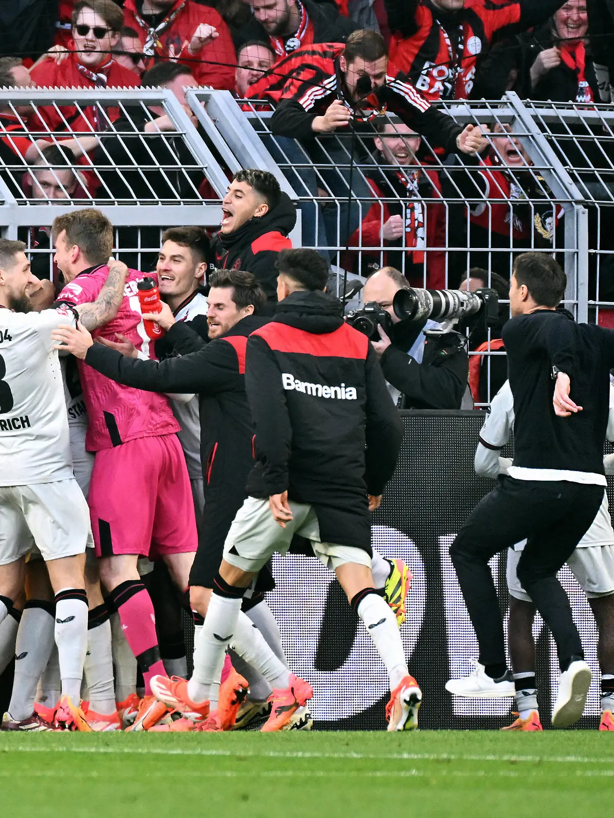 Fussball, Bundesliga, Deutschland, Herren, Saison 2023/2024, 30. Spieltag, Signal Iduna Park Dortmund: Bor. Dortmund - Bayer Leverkusen 1:1 Cheftrainer Xabi Alonso LEV rennt zu den jubelnden Spielern nach dem 1:1 durch Josip Stanisic LEV. Jubel, Freude, Aktion. DFB/DFL REGULATIONS PROHIBIT ANY USE OF PHOTOGRAPHS AS IMAGE SEQUENCES AND/OR QUASI-VIDEO *** Football, Bundesliga, Germany, Men, Season 2023 2024, Matchday 30, Signal Iduna Park Dortmund Bor Dortmund Bayer Leverkusen 1 1 Head coach Xabi Alonso LEV runs to the cheering players after the 1 1 by Josip Stanisic LEV Cheers, joy, action DFB DFL REGULATIONS PROHIBIT ANY USE OF PHOTOGRAPHS AS IMAGE SEQUENCES AND OR QUASI VIDEO
