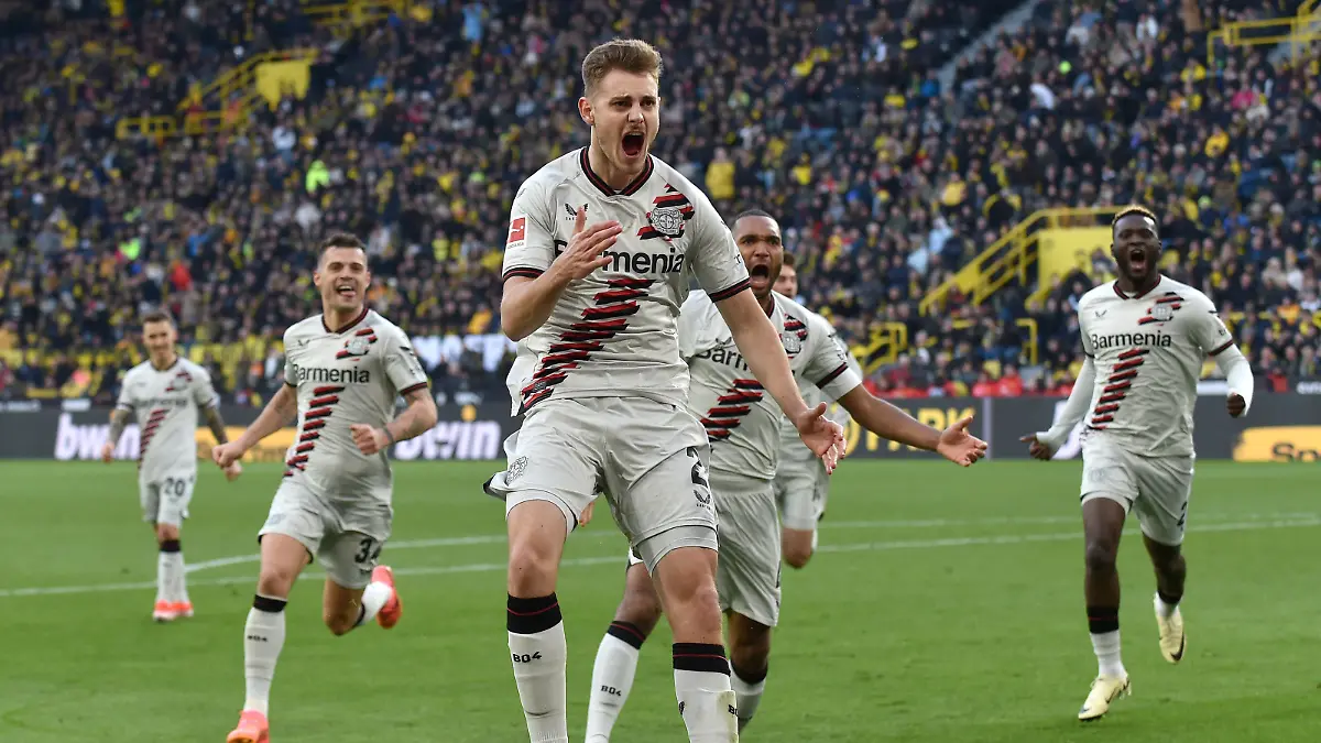 21.04.2024, Dortmund, Germany, Signal-Iduna-Park, Borussia Dortmund vs Bayer Leverkusen - 1. Bundesliga, Josip Stanisic Bayer 04 Leverkusen Torjubel, jubelt nach seinem Treffer zum 1:1 Foto Ralf Treese DFB / DFL REGULATIONS PROHIBIT ANY USE OF PHOTOGRAPHS AS IMAGE SEQUENCES AND/OR QUASI-VIDEO. Dortmund Signal-Iduna-Park North Rhine-Westphalia Germany *** 21 04 2024, Dortmund, Germany, Signal Iduna Park, Borussia Dortmund vs Bayer Leverkusen 1 Bundesliga, Josip Stanisic Bayer 04 Leverkusen goal celebration, cheers after his goal to 1 1 Photo Ralf Treese DFB DFL REGULATIONS PROHIBIT ANY USE OF PHOTOGRAPHS AS IMAGE SEQUENCES AND OR QUASI VIDEO Dortmund Signal Iduna Park North Rhine Westphalia Germany / 087_BVBLEV20240421_032 / Treese-521