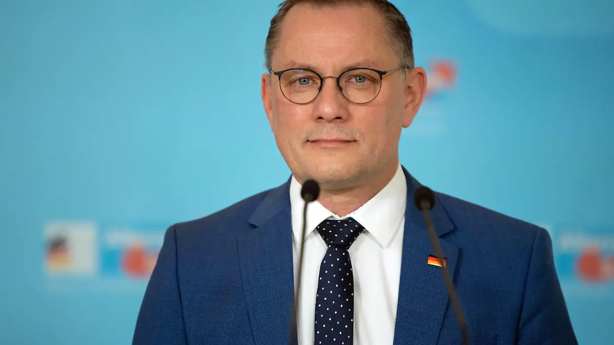 ARCHIV - 19.03.2024, Berlin: Tino Chrupalla, Fraktionsvorsitzende AFD, spricht vor der Sitzung der Bundestagsfraktion. Die Bundestagsfraktionen geben Pressestatements vor den Sitzungen. (zu dpa: «Chrupalla: Müssen weiter hinter Bystron und Krah stehen») Foto: Jonathan Penschek/dpa +++ dpa-Bildfunk +++