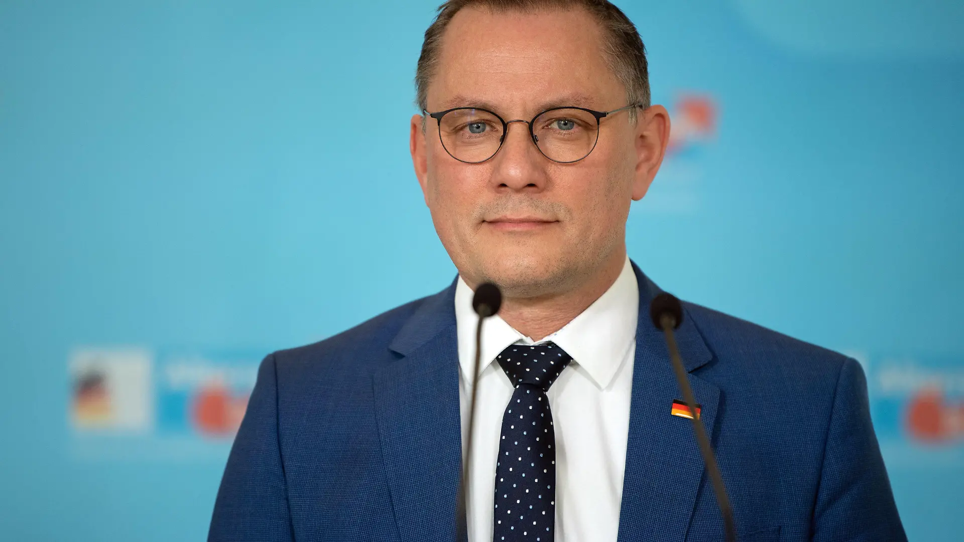 ARCHIV - 19.03.2024, Berlin: Tino Chrupalla, Fraktionsvorsitzende AFD, spricht vor der Sitzung der Bundestagsfraktion. Die Bundestagsfraktionen geben Pressestatements vor den Sitzungen. (zu dpa: «Chrupalla: Müssen weiter hinter Bystron und Krah stehen») Foto: Jonathan Penschek/dpa +++ dpa-Bildfunk +++