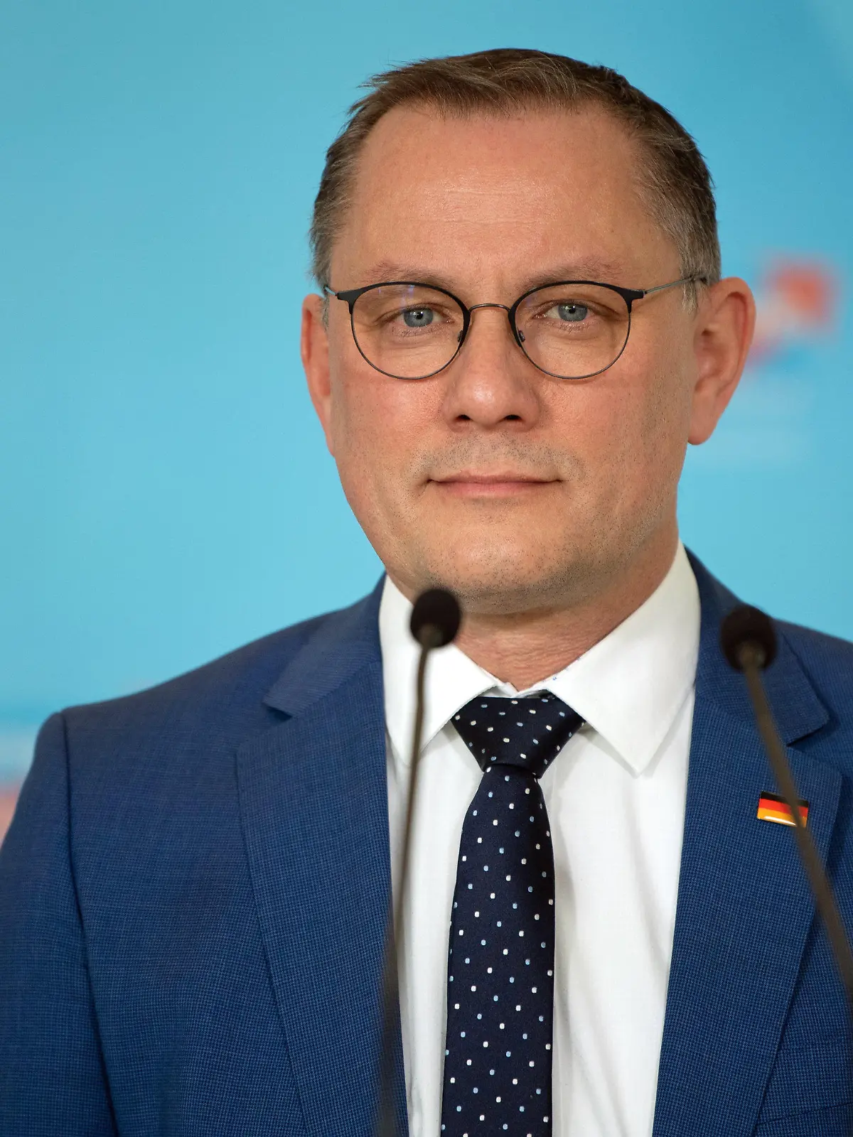 ARCHIV - 19.03.2024, Berlin: Tino Chrupalla, Fraktionsvorsitzende AFD, spricht vor der Sitzung der Bundestagsfraktion. Die Bundestagsfraktionen geben Pressestatements vor den Sitzungen. (zu dpa: «Chrupalla: Müssen weiter hinter Bystron und Krah stehen») Foto: Jonathan Penschek/dpa +++ dpa-Bildfunk +++