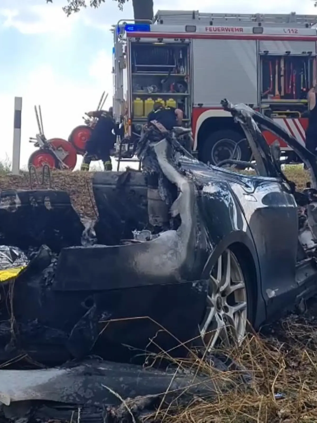Horror-Crash in Brandenburg: Am Dienstag prallte ein Tesla gegen einen Baum – und fing Feuer. Aus noch unbekannten Gründen kam der Tesla von der Straße ab und krachte gegen einen Baum, wurde dann auf die Fahrbahn geschleudert und blieb in eine Graben liegen. Dann entzündete sich das Fahrzeug.