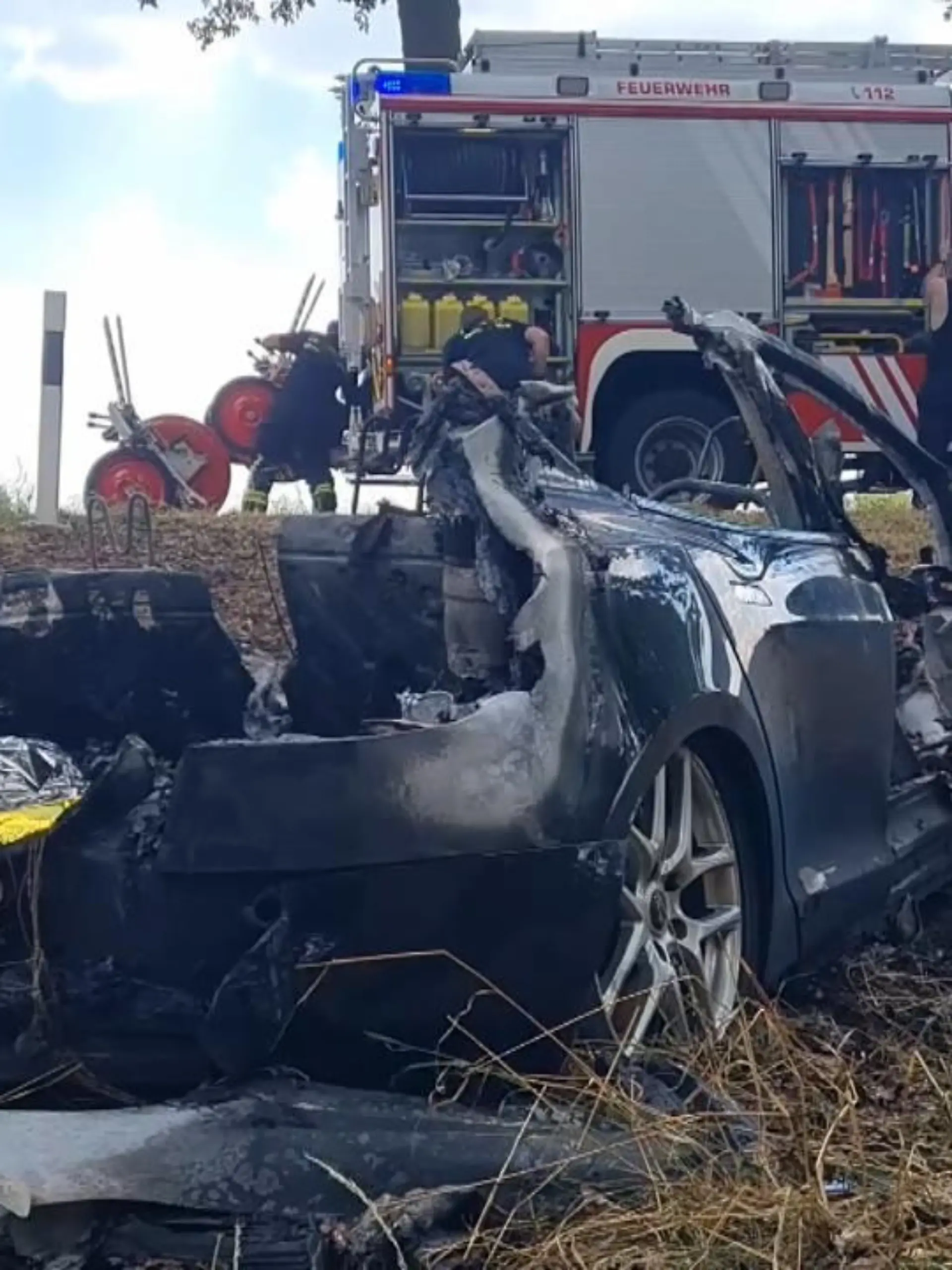 Horror-Crash in Brandenburg: Am Dienstag prallte ein Tesla gegen einen Baum – und fing Feuer. Aus noch unbekannten Gründen kam der Tesla von der Straße ab und krachte gegen einen Baum, wurde dann auf die Fahrbahn geschleudert und blieb in eine Graben liegen. Dann entzündete sich das Fahrzeug.