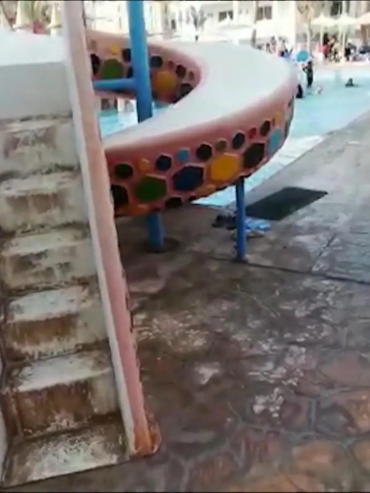 Müllberge, Dreck auf dem Zimmer und ein ekelhafter Pool: Familie Linder sitzt im Hotel Mirage Bay in Hurghada fest. Eigentlich wollten Jörg und Patricia zusammen mit ihren zwei Kindern Alina und Luca nach der Corona-Zeit einfach entspannt Urlaub machen, doch schon bei der Ankunft im All-Inclusive-drei-Sterne-Hotel schwant ihnen Böses.