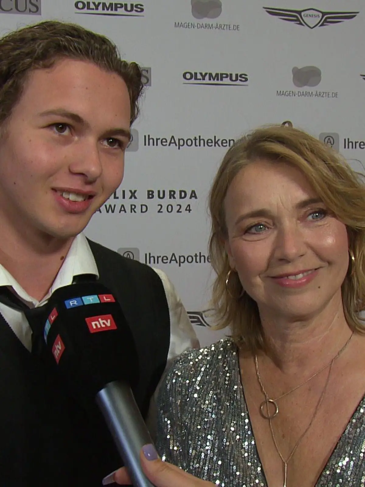 Tina Ruland mit ihrem Sohn Jahvis auf dem roten Teppich