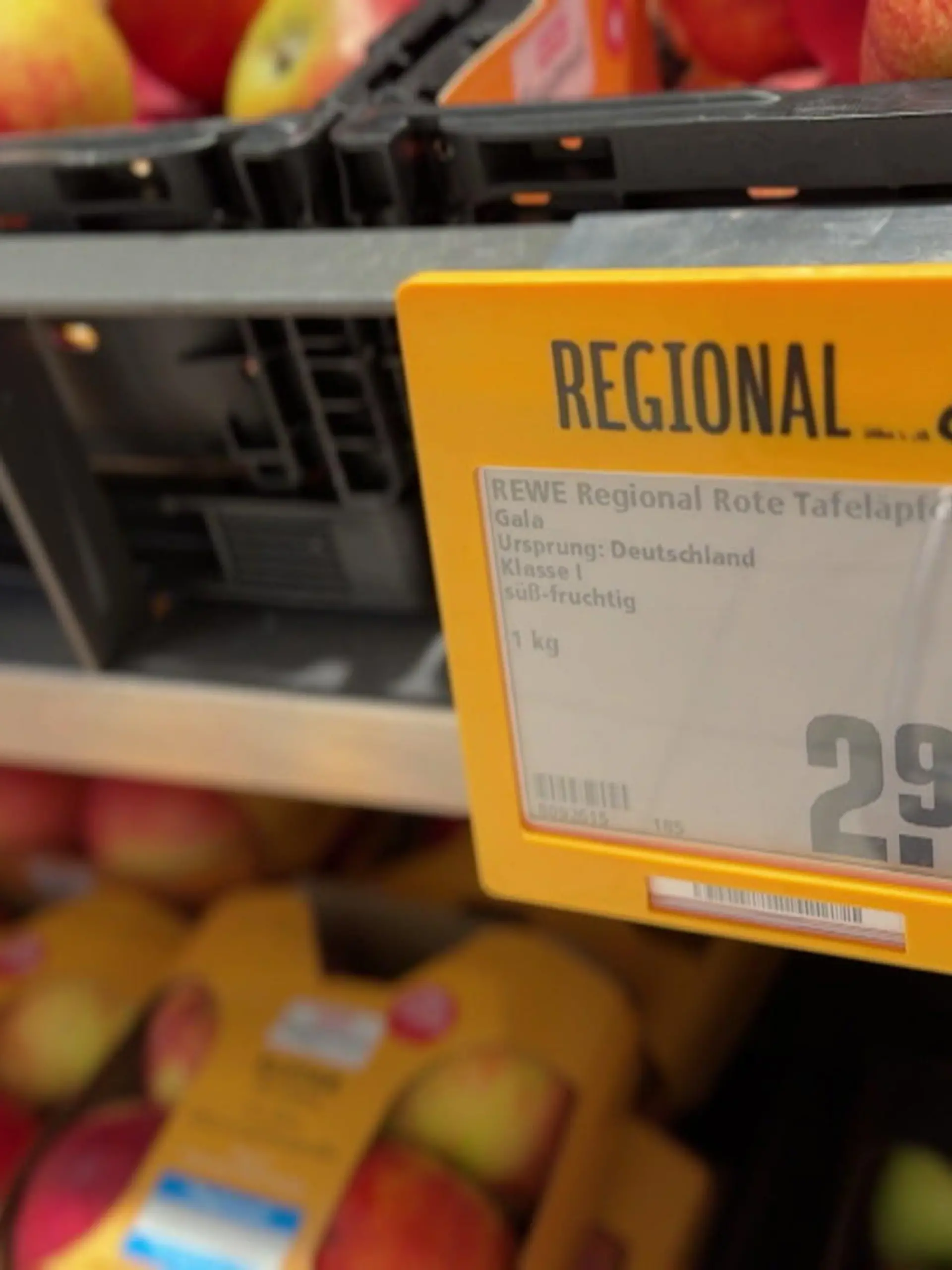Das Stichwort: Regionalität weckt bei Kunden großes Vertrauen. Wir verbinden es mit Qualität und damit, dass es mit Liebe ganz in der Nähe produziert wurde. Doch ein aktuelles RTL-Experiment zeigt, dass ein regionales Produkt sogar auch China kommen kann und sich sein Siegel eigentlich nicht verdient hat. Worauf ihr im Supermarkt achten solltet und welche Produkte wirklich regional sind.