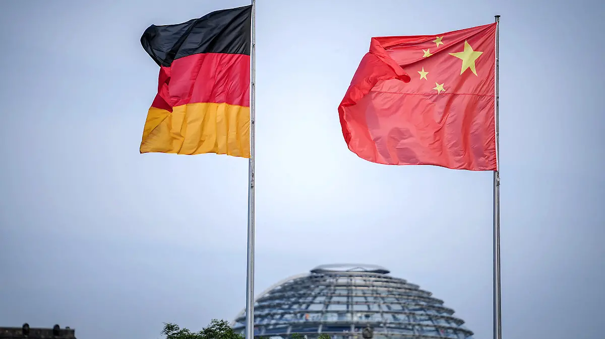 ARCHIV - 19.06.2023, Berlin: Die Flaggen von Deutschland und China wehen zum Auftakt des Deutschland-Besuchs der chinesischen Regierung im Wind vor dem Bundeskanzleramt, im Hintergrund die Kuppel des Reichstagsgebäudes. (zu "Drei Deutsche wegen mutmaßlicher Spionage für China festgenommen") Foto: Kay Nietfeld/dpa +++ dpa-Bildfunk +++