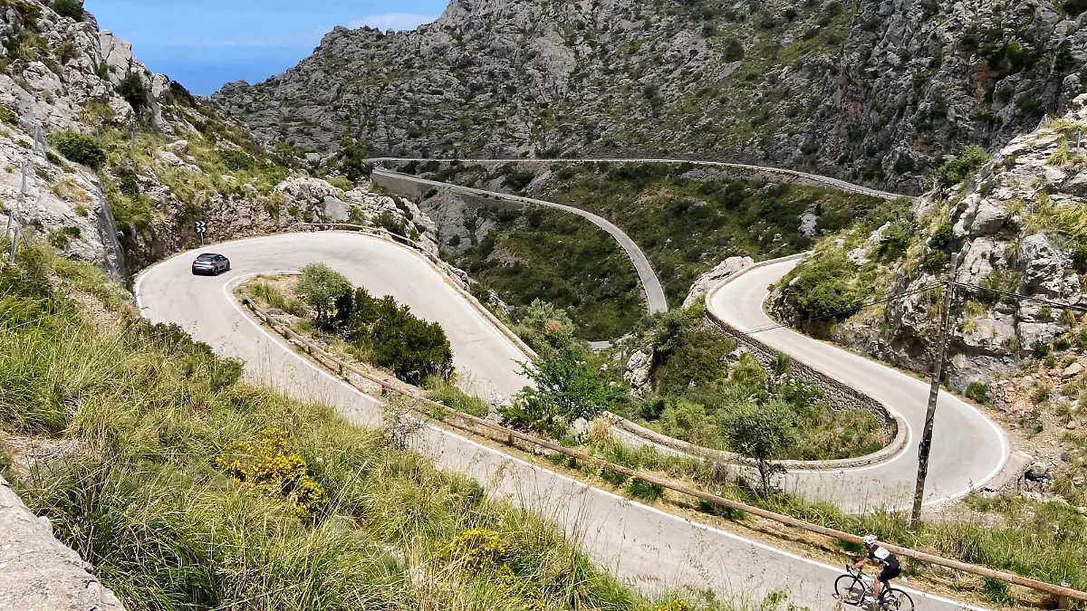 Die kurvenreiche Strecke von Sa Calobra zum Coll dels Reis im Tramuntana Gebirge, Mallorca, Spanien, Europa