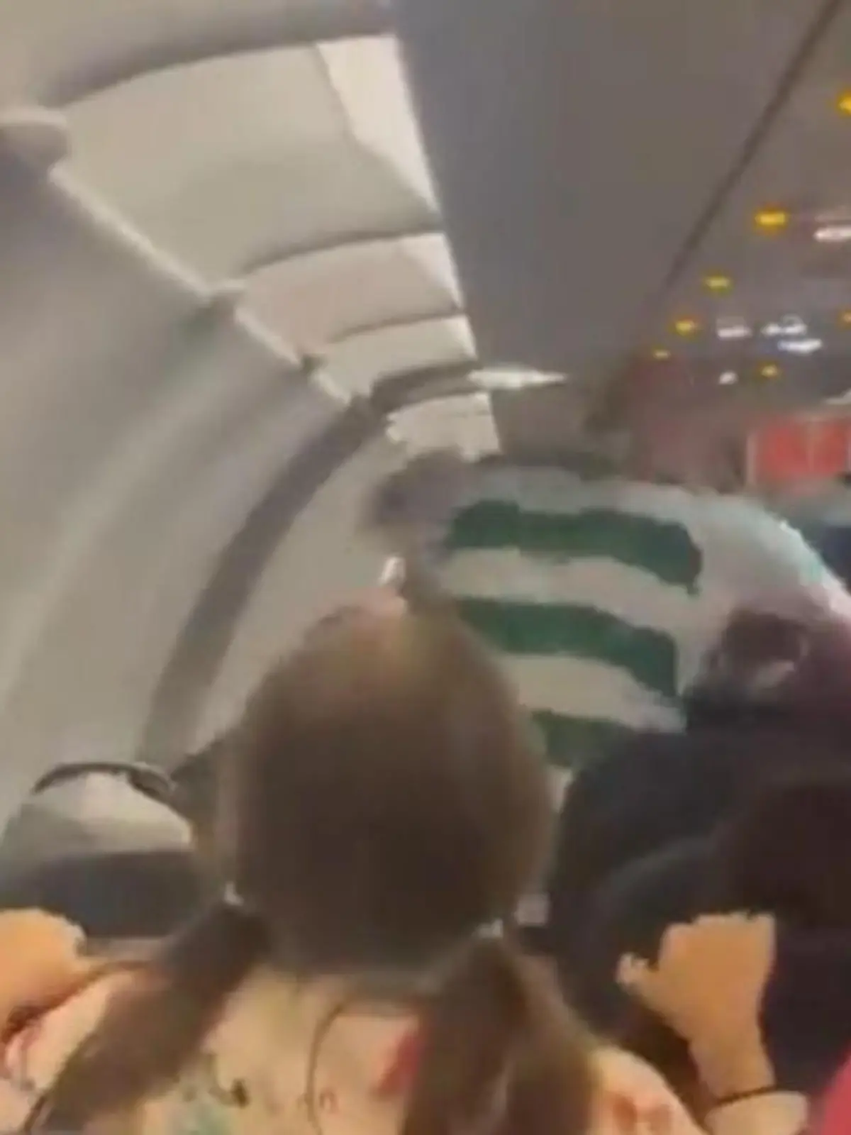 Für einen Moment bricht Panik im Flugzeug aus!

Schuld an dem Chaos hat ein besoffener Fußballfan. Der Mann scheint auf dem Flug von Edinburgh in die Türkei völlig außer Kontrolle geraten zu sein. Mit seinem Ausraster versetzt er Kinder in Angst und bringt Erwachsene panisch zum Schreien. Den Wutausbruch seht ihr im Video!