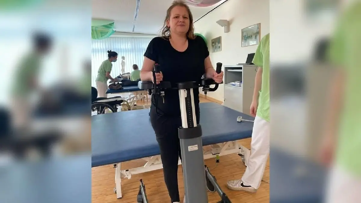 Auch wenn es einfach wäre, aufzugeben - Julia kämpft sich zurück ins Leben, geht in der Reha regelmäßig an ihre Belastungsgrenze und darüber hinaus.