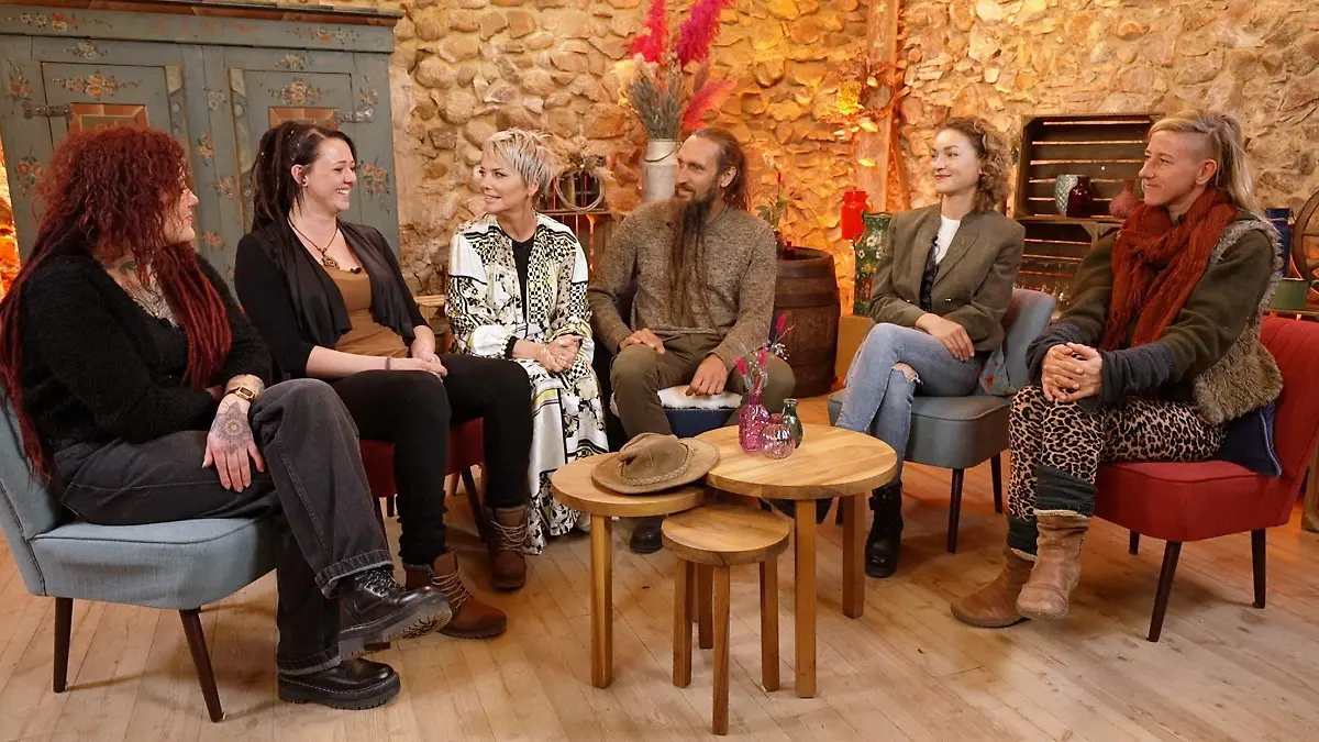 (v.l.) Jessica (35) aus Nordrhein-Westfalen, Kathrin (29) aus Österreich, Moderatorin Inka Bause, Bauer Philipp (42) aus Togo, Carolin (28) aus Bayern, Susanne (38) aus Hessen

+++ Die Verwendung des sendungsbezogenen Materials ist nur mit dem Hinweis und Verlinkung auf RTL+ gestattet. +++