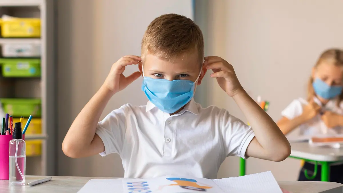 Kleiner Junge setzt seine medizinische Maske auf *** Kleiner Boy sets its medical Mask at Copyright: imageBROKER/OleksandrxLatkun iblole09801177.jpg ,model released, Symbolfoto ,property released Bitte beachten Sie die gesetzlichen Bestimmungen des deutschen Urheberrechtes hinsichtlich der Namensnennung des Fotografen im direkten Umfeld der Veröffentlichung