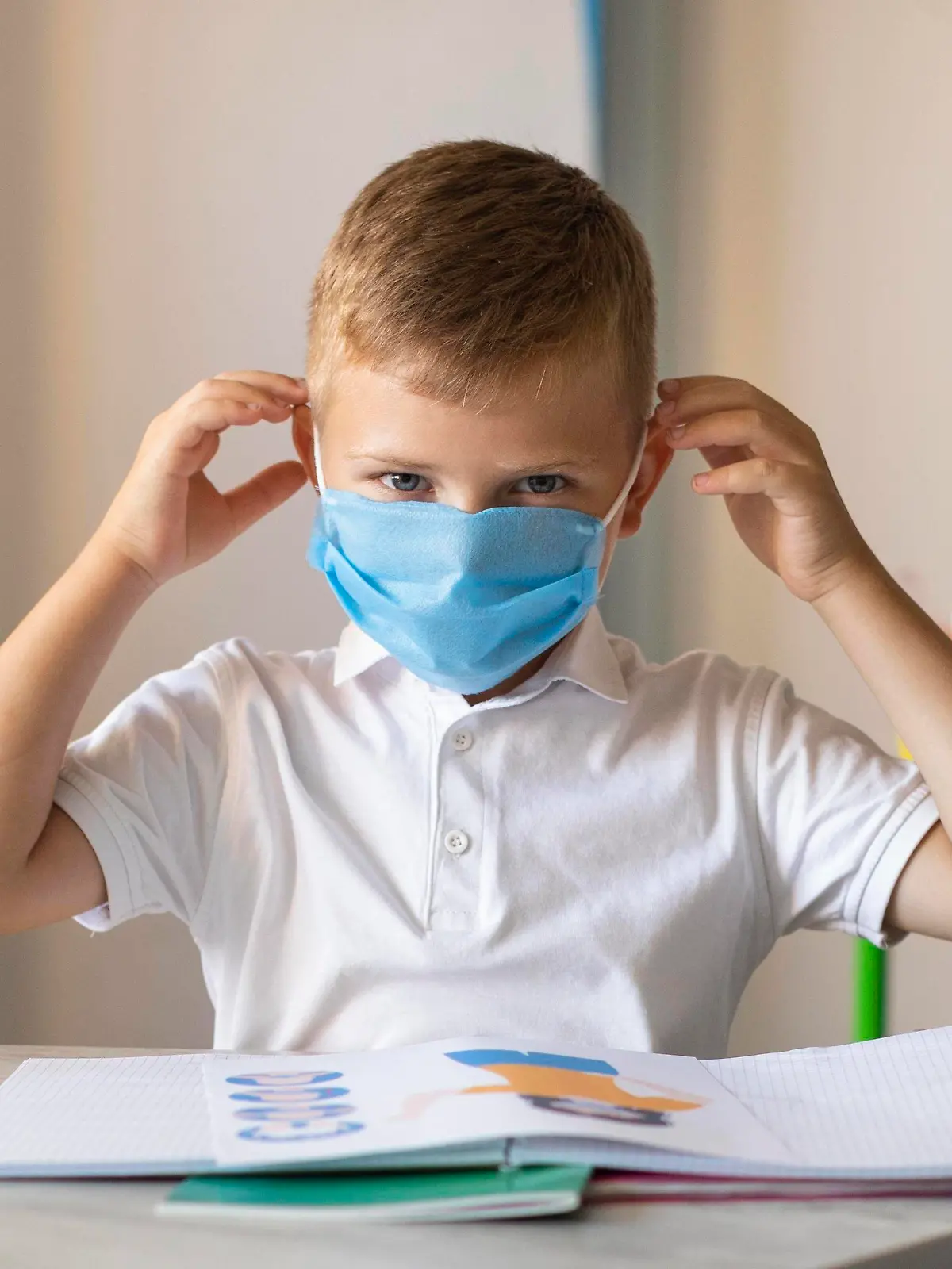 Kleiner Junge setzt seine medizinische Maske auf *** Kleiner Boy sets its medical Mask at Copyright: imageBROKER/OleksandrxLatkun iblole09801177.jpg ,model released, Symbolfoto ,property released Bitte beachten Sie die gesetzlichen Bestimmungen des deutschen Urheberrechtes hinsichtlich der Namensnennung des Fotografen im direkten Umfeld der Veröffentlichung