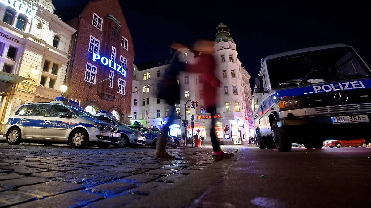 Polizeiwagen stehen am 04.01.2014 in Hamburg vor der Davidwache auf der Reeperbahn. In den vergangenen Wochen sind in Hamburg immer wieder Polizisten attackiert und verletzt worden. Nun hat die Polizei "zur vorbeugenden Bekämpfung von Straftaten" ein größeres Gefahrengebiet eingerichtet. Foto: Angelika Warmuth/dpa (zu dpa 646 vom 04.01.2014) +++(c) dpa - Bildfunk+++