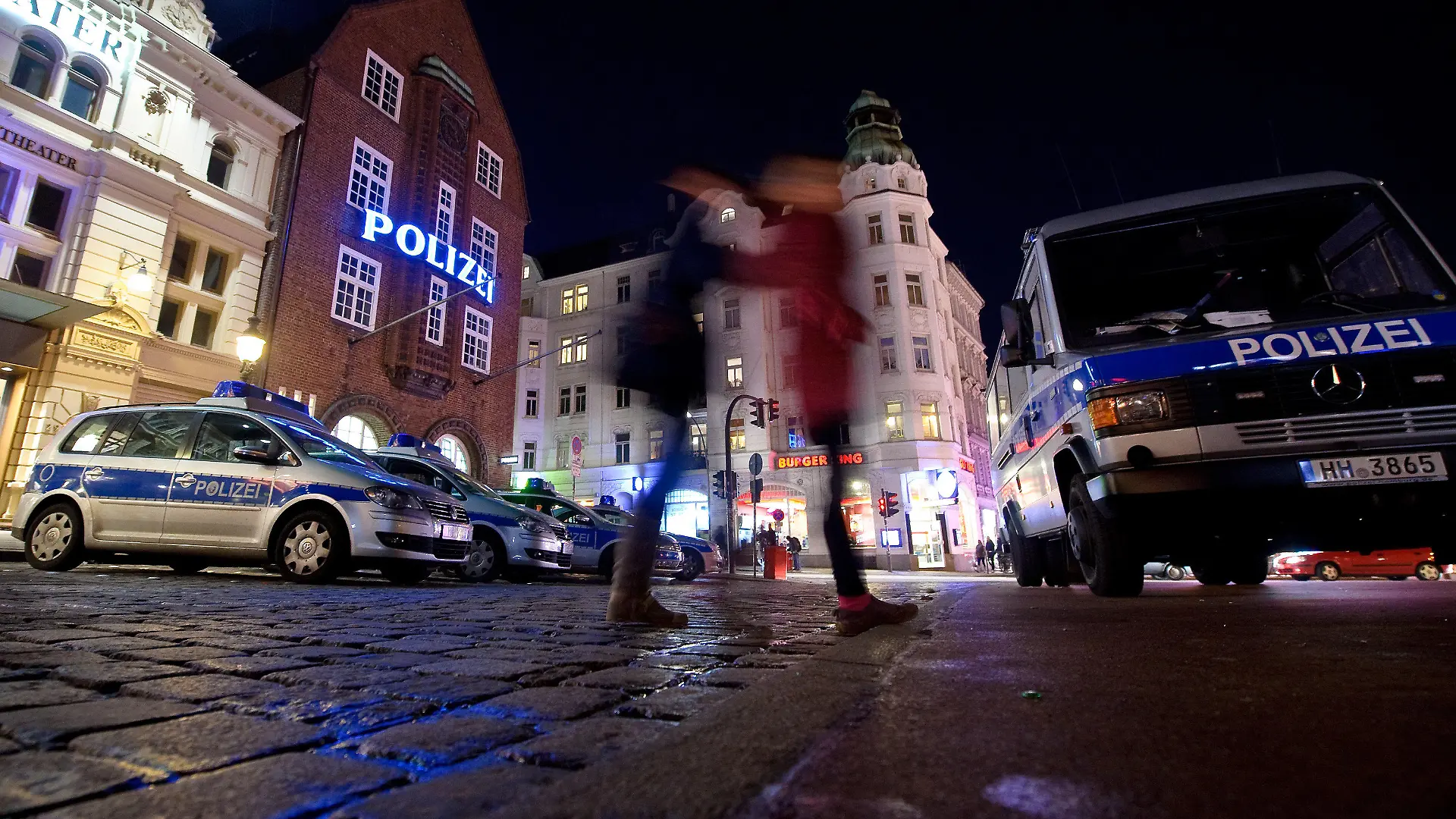Polizeiwagen stehen am 04.01.2014 in Hamburg vor der Davidwache auf der Reeperbahn. In den vergangenen Wochen sind in Hamburg immer wieder Polizisten attackiert und verletzt worden. Nun hat die Polizei "zur vorbeugenden Bekämpfung von Straftaten" ein größeres Gefahrengebiet eingerichtet. Foto: Angelika Warmuth/dpa (zu dpa 646 vom 04.01.2014) +++(c) dpa - Bildfunk+++