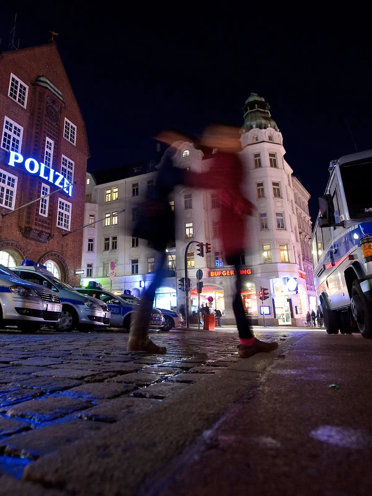 Polizeiwagen stehen am 04.01.2014 in Hamburg vor der Davidwache auf der Reeperbahn. In den vergangenen Wochen sind in Hamburg immer wieder Polizisten attackiert und verletzt worden. Nun hat die Polizei "zur vorbeugenden Bekämpfung von Straftaten" ein größeres Gefahrengebiet eingerichtet. Foto: Angelika Warmuth/dpa (zu dpa 646 vom 04.01.2014) +++(c) dpa - Bildfunk+++