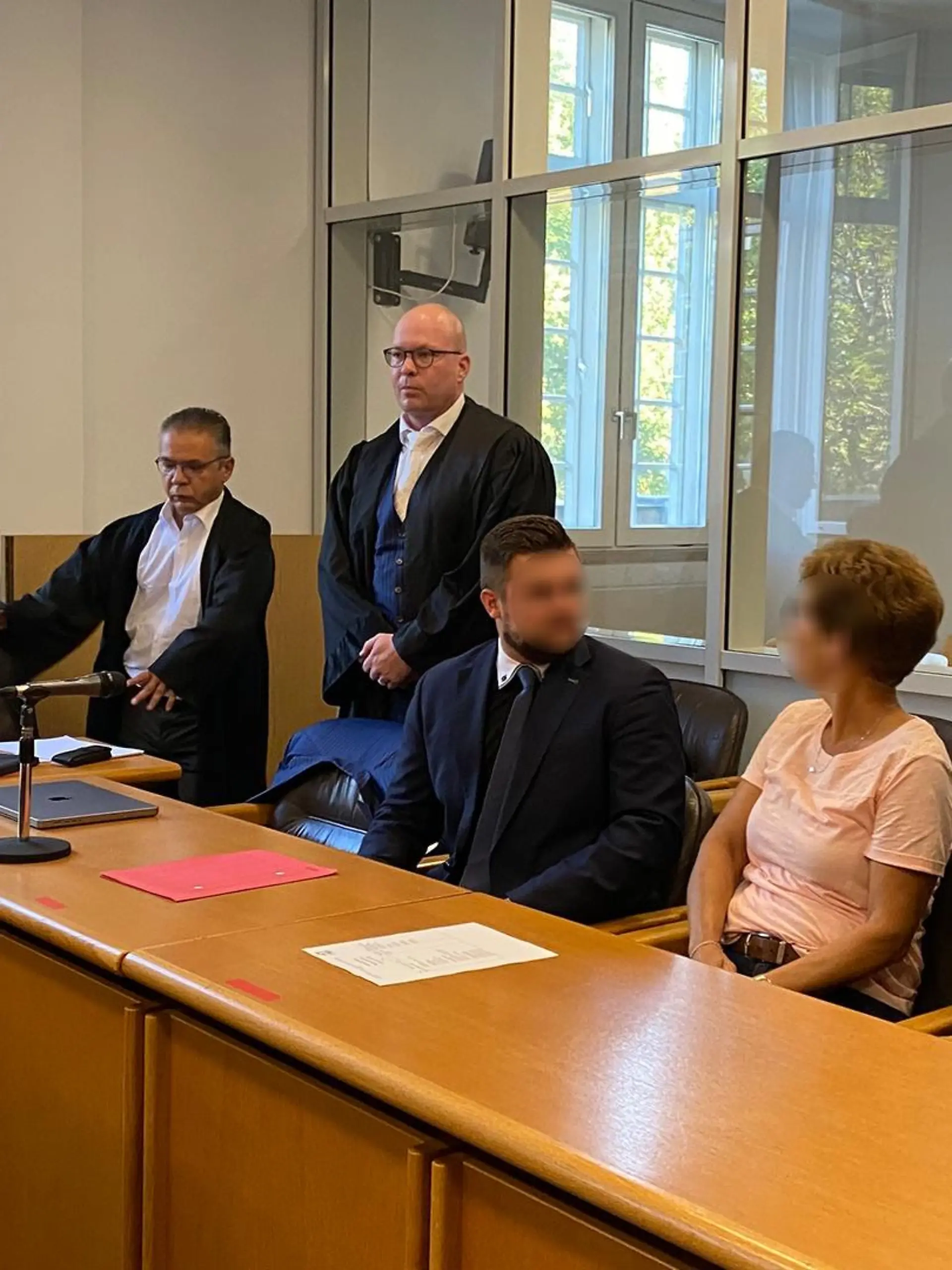 Für die Angehörigen der Opfer ein schwerer Schlag - der Angeklagte erscheint nicht zur Prozesseröffnung.