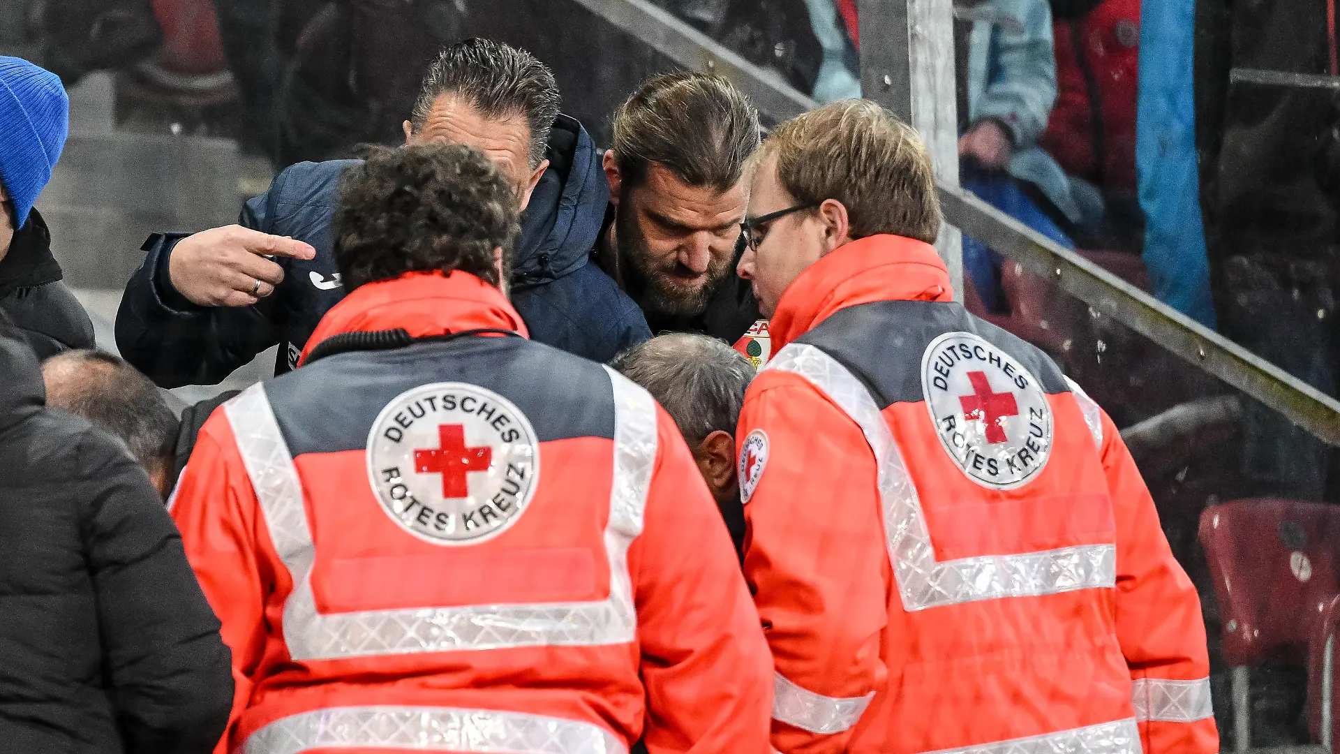 ARCHIV - 11.11.2023, Bayern, Augsburg: Fußball: Bundesliga, FC Augsburg - TSG 1899 Hoffenheim, 11. Spieltag, WWK-Arena. Ein Fan muss nach einem Böllerwurf behandelt werden. (zu dpa: «Urteil nach Böllerwurf bei Bundesligaspiel erwartet») Foto: Harry Langer/dpa +++ dpa-Bildfunk +++