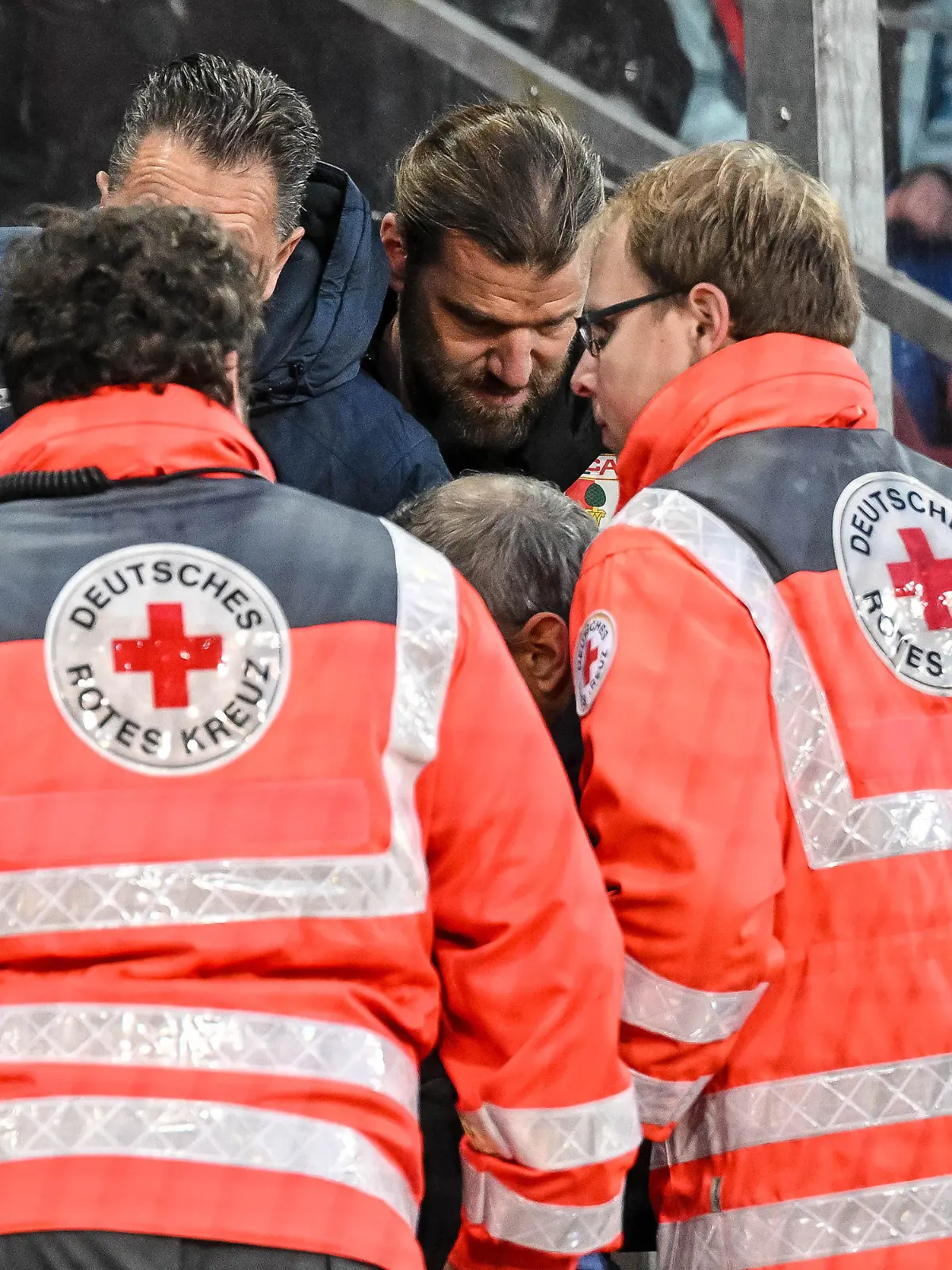 ARCHIV - 11.11.2023, Bayern, Augsburg: Fußball: Bundesliga, FC Augsburg - TSG 1899 Hoffenheim, 11. Spieltag, WWK-Arena. Ein Fan muss nach einem Böllerwurf behandelt werden. (zu dpa: «Urteil nach Böllerwurf bei Bundesligaspiel erwartet») Foto: Harry Langer/dpa +++ dpa-Bildfunk +++