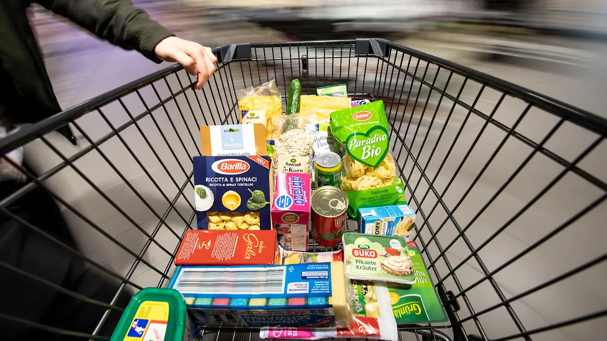 ARCHIV - 15.02.2019, Baden-Württemberg, Stuttgart: ILLUSTRATION - Ein Einkaufswagen wird durch einen Supermarkt geschoben (Aufnahme mit langer Belichtungszeit). Familien mit niedrigem Einkommen leiden nach einer Analyse des Instituts für Makroökonomie und Konjunkturforschung (IMK) am stärksten unter der Inflation. (Zu dpa «Erzeugerpreise steigen sprunghaft - Inflation trifft Ärmere stärker») Foto: Fabian Sommer/dpa +++ dpa-Bildfunk +++