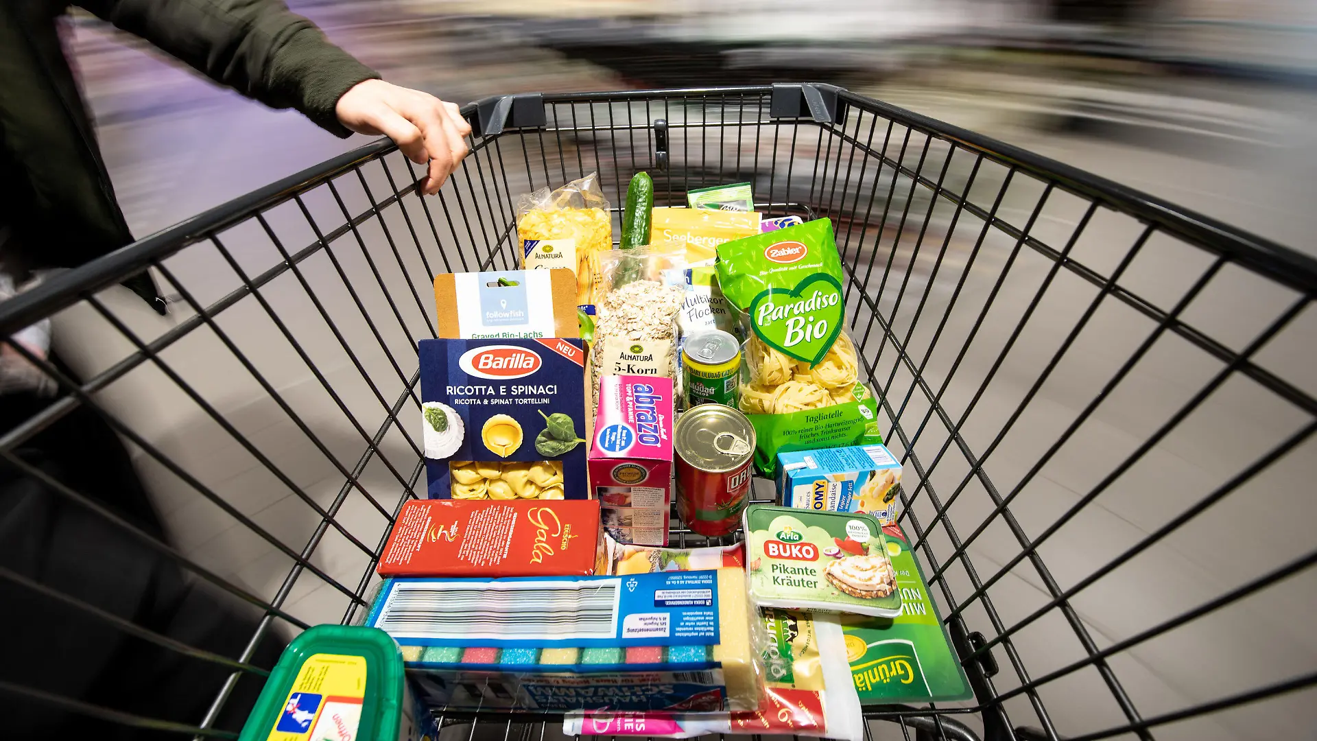 ARCHIV - 15.02.2019, Baden-Württemberg, Stuttgart: ILLUSTRATION - Ein Einkaufswagen wird durch einen Supermarkt geschoben (Aufnahme mit langer Belichtungszeit). Familien mit niedrigem Einkommen leiden nach einer Analyse des Instituts für Makroökonomie und Konjunkturforschung (IMK) am stärksten unter der Inflation. (Zu dpa «Erzeugerpreise steigen sprunghaft - Inflation trifft Ärmere stärker») Foto: Fabian Sommer/dpa +++ dpa-Bildfunk +++