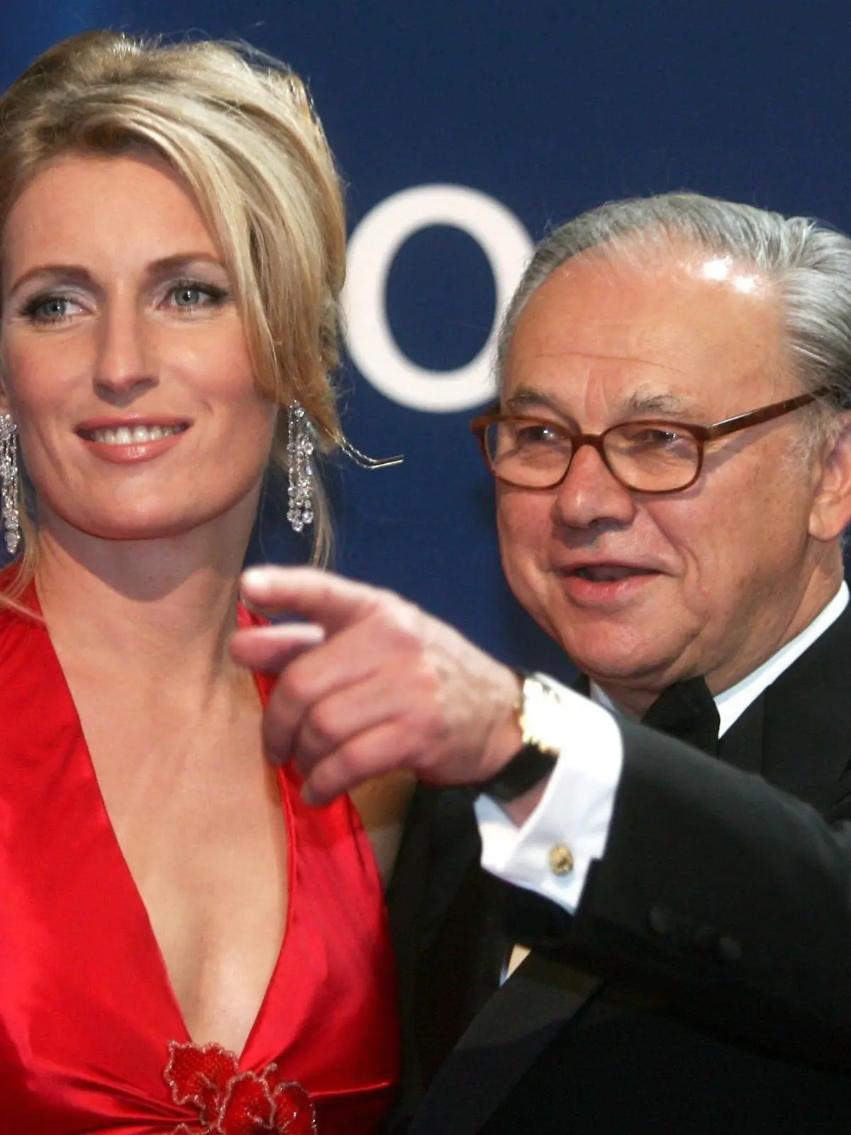 Die "Gastgeber", der Verleger Hubert Burda und seine Ehefrau Maria Furtwängler, kommen am Donnerstag (18.11.2004) vor der Verleihung des Medienpreises Bambi 2004 in das Theater am Hafen in Hamburg. Rund 1000 Gäste aus Show, Medien, Politik und Wirtschaft nahmen an der Gala teil. Foto: Ulrich Perrey dpa/lno