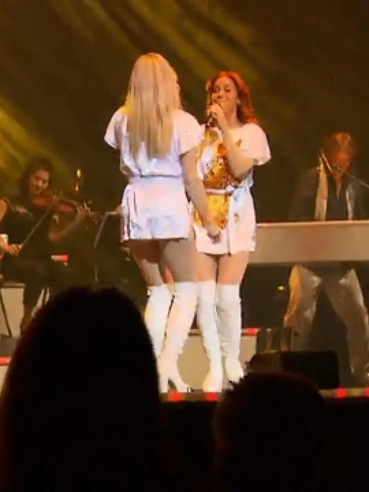 Bild zu: "Fans singen Hits von ABBA in Köln"