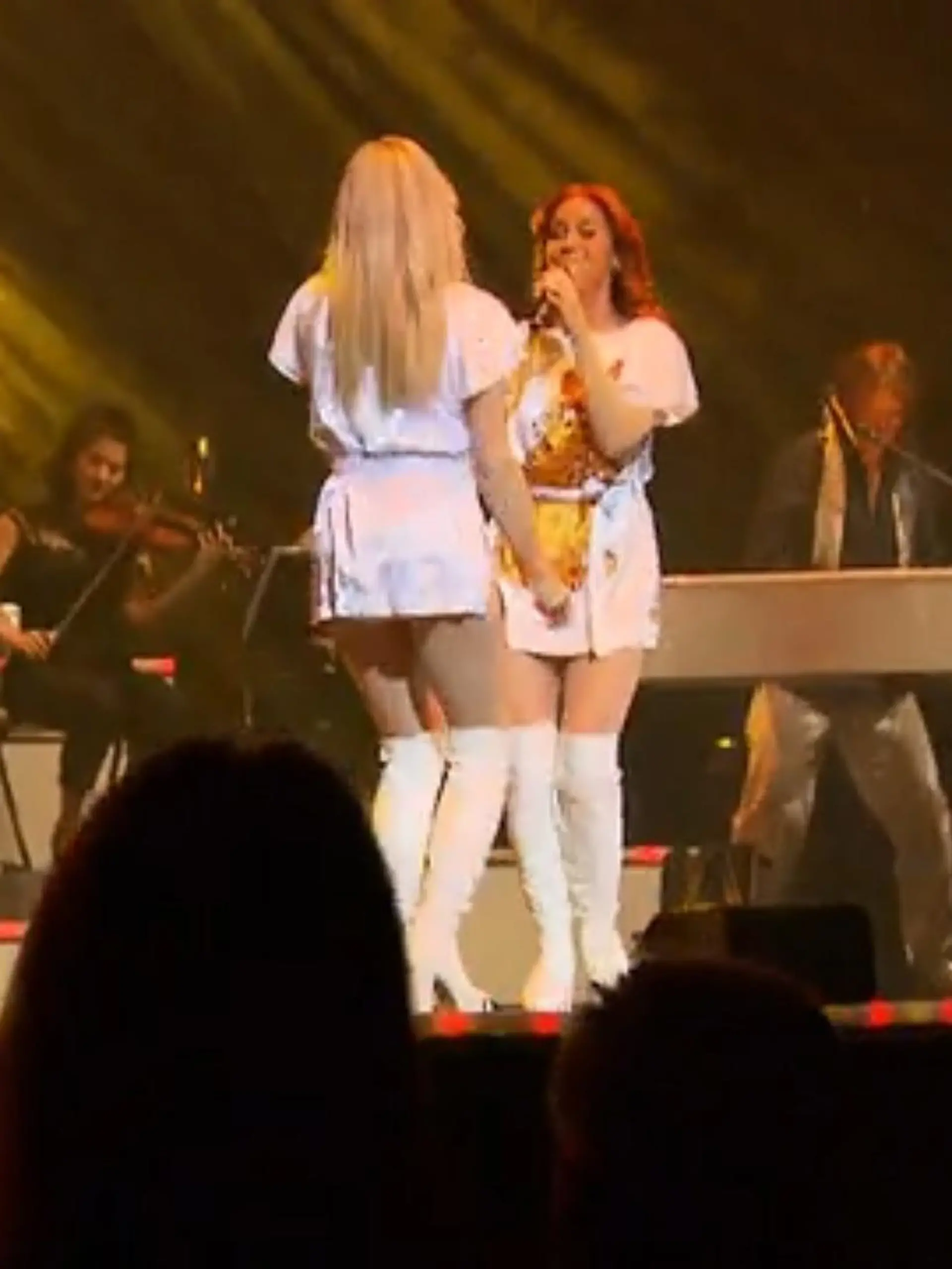 Bild zu: "Fans singen Hits von ABBA in Köln"