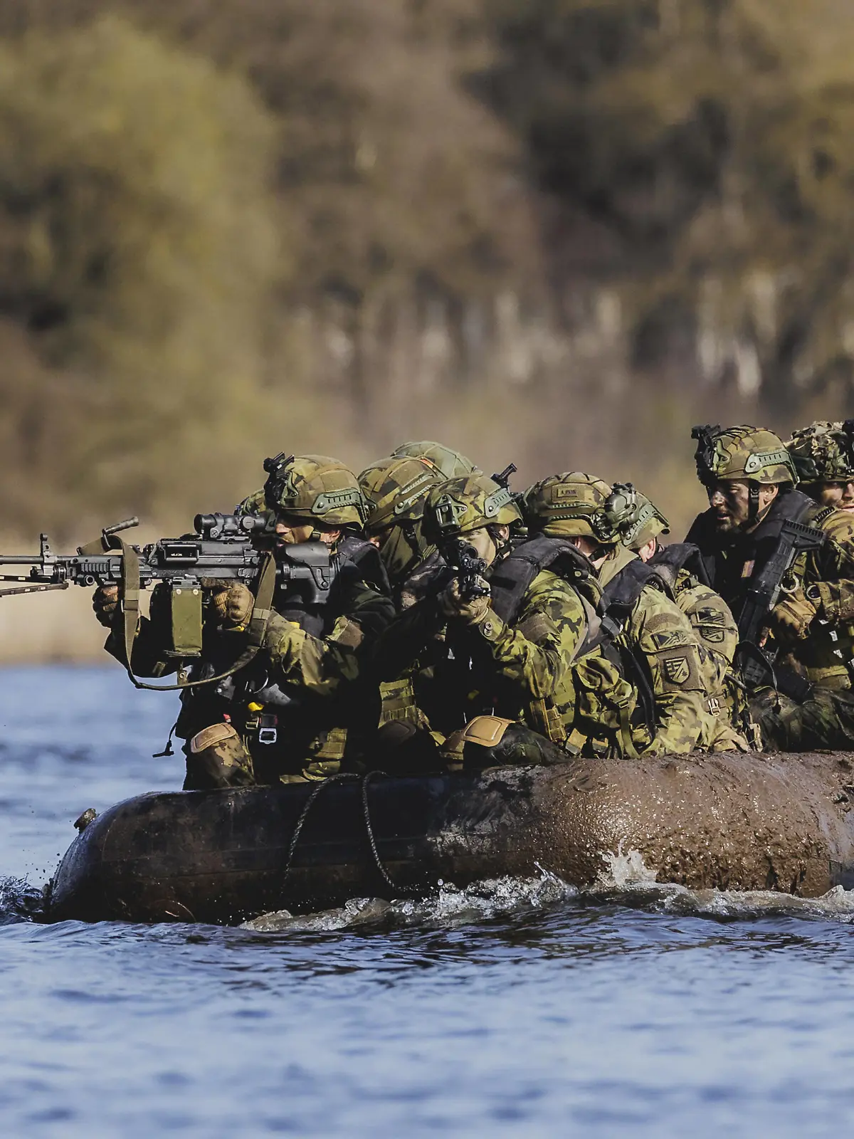 Tschechische und deutschen Soldaten setzen ein Schlauchboot in die Elbe im Rahmen der Militaeruebung Wettiner Schwert bei Tangermuende, 26.03.2024. Wettiner Schwert ist Teil der Quadriga-Uebung der NATO. Tangermuende Deutschland *** Czech and German soldiers put a rubber dinghy into the river Elbe as part of the military exercise Wettiner Schwert near Tangermuende, 26 03 2024 Wettiner Schwert is part of the Quadriga exercise of NATO Tangermuende Germany Copyright: xFlorianxGaertnerxphotothek.dex