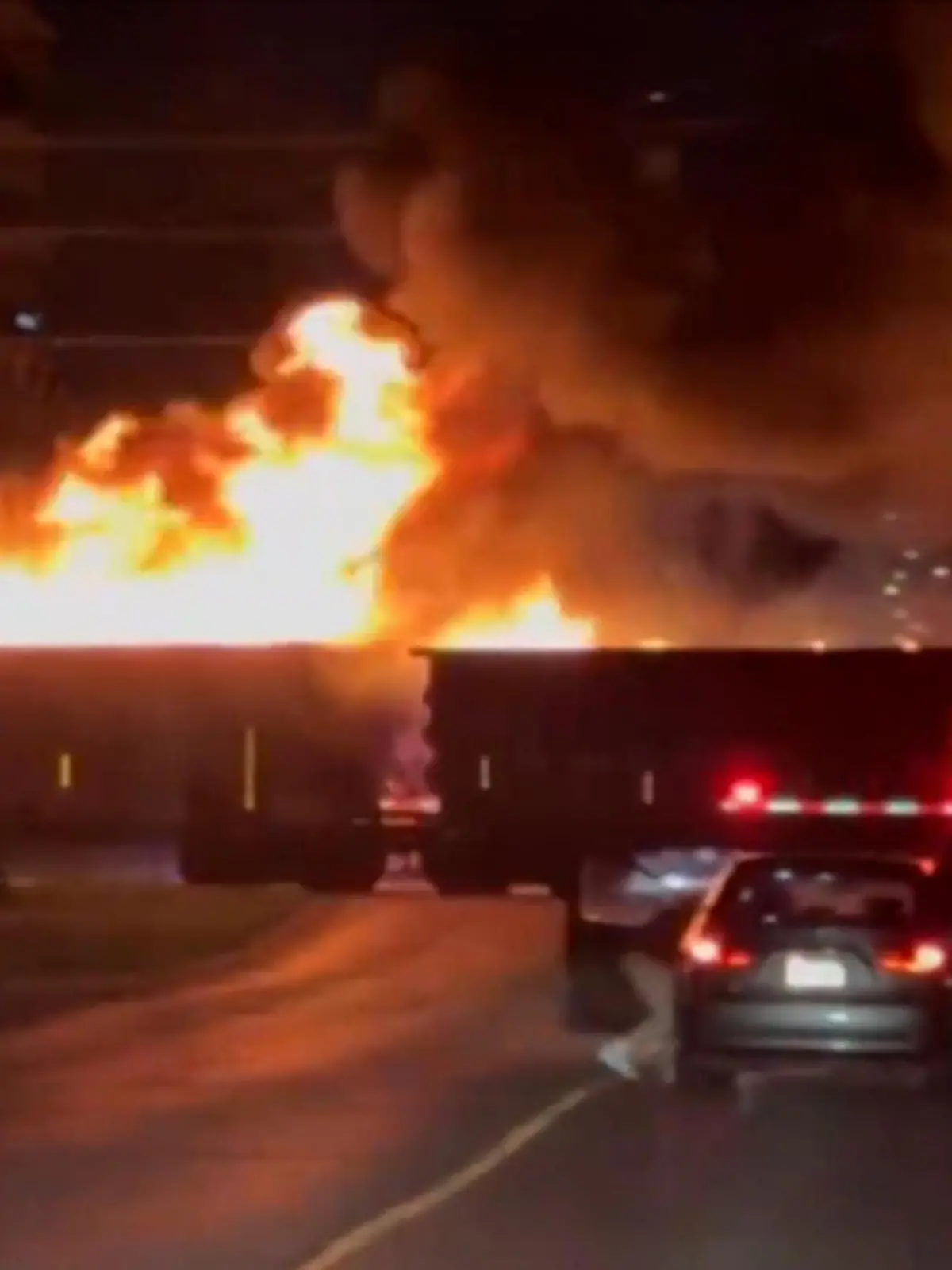 Ein Zug fängt plötzlich Feuer, als er durch die kanadische Stadt London fährt. Besorgte Passanten alarmieren die Feuerwehr, als sie die fünf brennenden Waggons sehen. Auch wenn der Brand einen Schaden von schätzungsweise 17.000 Euro am Zug und rund 7.000 Euro an einem Gebäude verursacht hat, verletzt wurde glücklicherweise niemand.

Die heftigen Bilder seht ihr im Video.