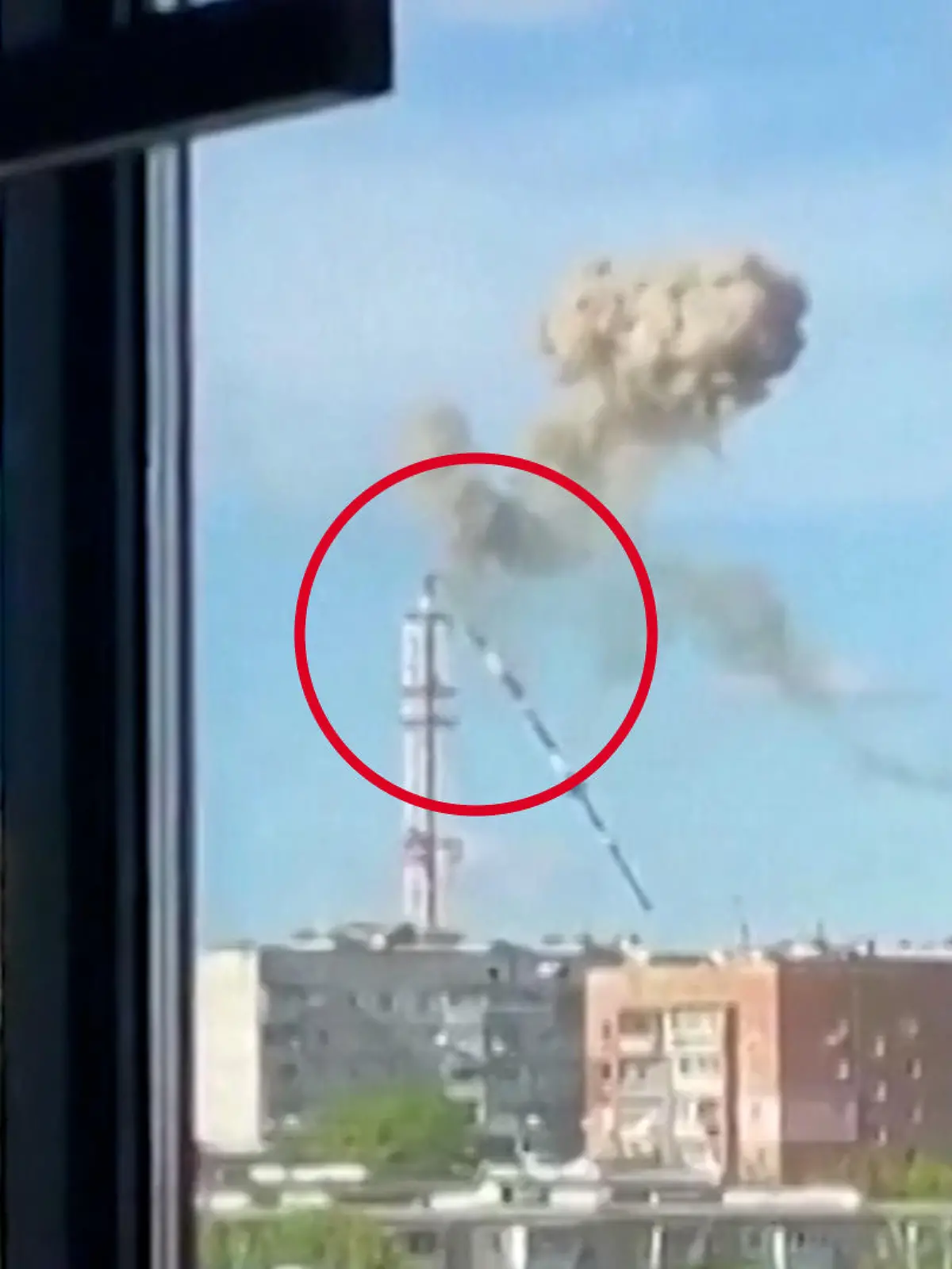 In der ostukrainischen Stadt Charkiw ist der 240 Meter hohe Fernsehturm durch mutmaßlich russischen Beschuss auseinandergebrochen. Die lokale Verwaltung bestätigt eine Störung des Fernsehsignals. Laut ukrainischen Behörden seien die Mitarbeiter in Schutzräumen gewesen. Die heftigen Bilder seht ihr im Video.