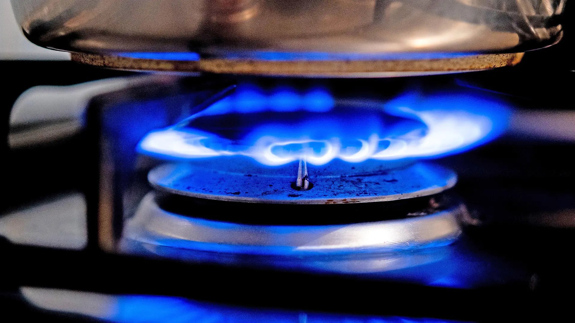 ARCHIV - 04.10.2021, Niedersachsen, Hannover: Eine Gasflamme brennt auf einem Küchenherd in einer Wohnung. (zu dpa "Trading Hub Europe (THE) gibt die Höhe der staatlichen Gas-Umlage bekannt") Foto: Hauke-Christian Dittrich/dpa +++ dpa-Bildfunk +++