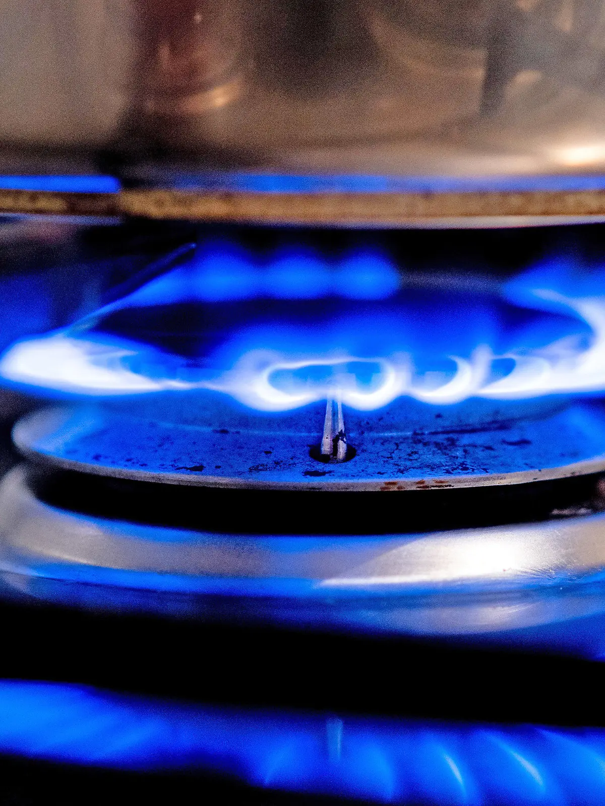 ARCHIV - 04.10.2021, Niedersachsen, Hannover: Eine Gasflamme brennt auf einem Küchenherd in einer Wohnung. (zu dpa "Trading Hub Europe (THE) gibt die Höhe der staatlichen Gas-Umlage bekannt") Foto: Hauke-Christian Dittrich/dpa +++ dpa-Bildfunk +++