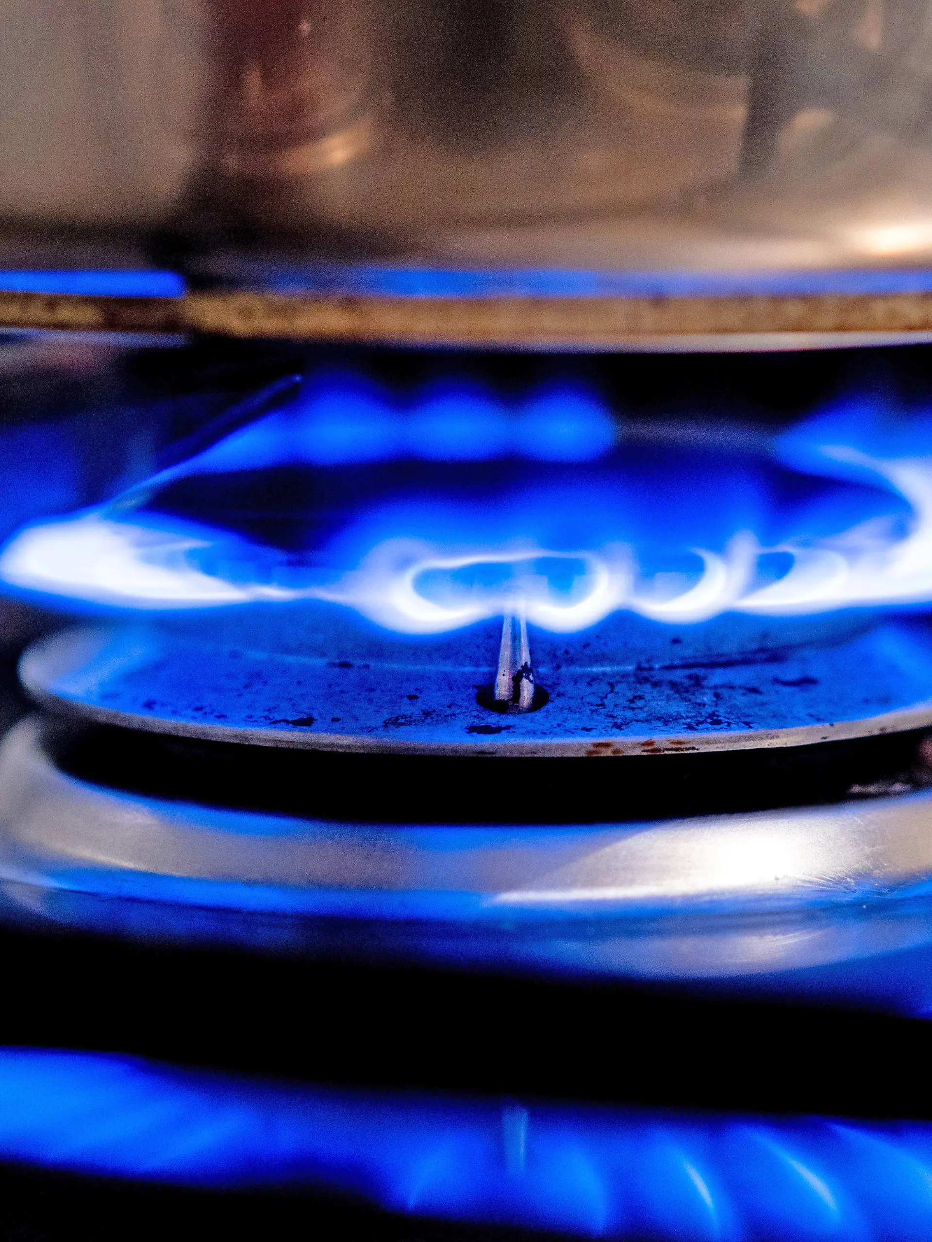 ARCHIV - 04.10.2021, Niedersachsen, Hannover: Eine Gasflamme brennt auf einem Küchenherd in einer Wohnung. (zu dpa "Trading Hub Europe (THE) gibt die Höhe der staatlichen Gas-Umlage bekannt") Foto: Hauke-Christian Dittrich/dpa +++ dpa-Bildfunk +++
