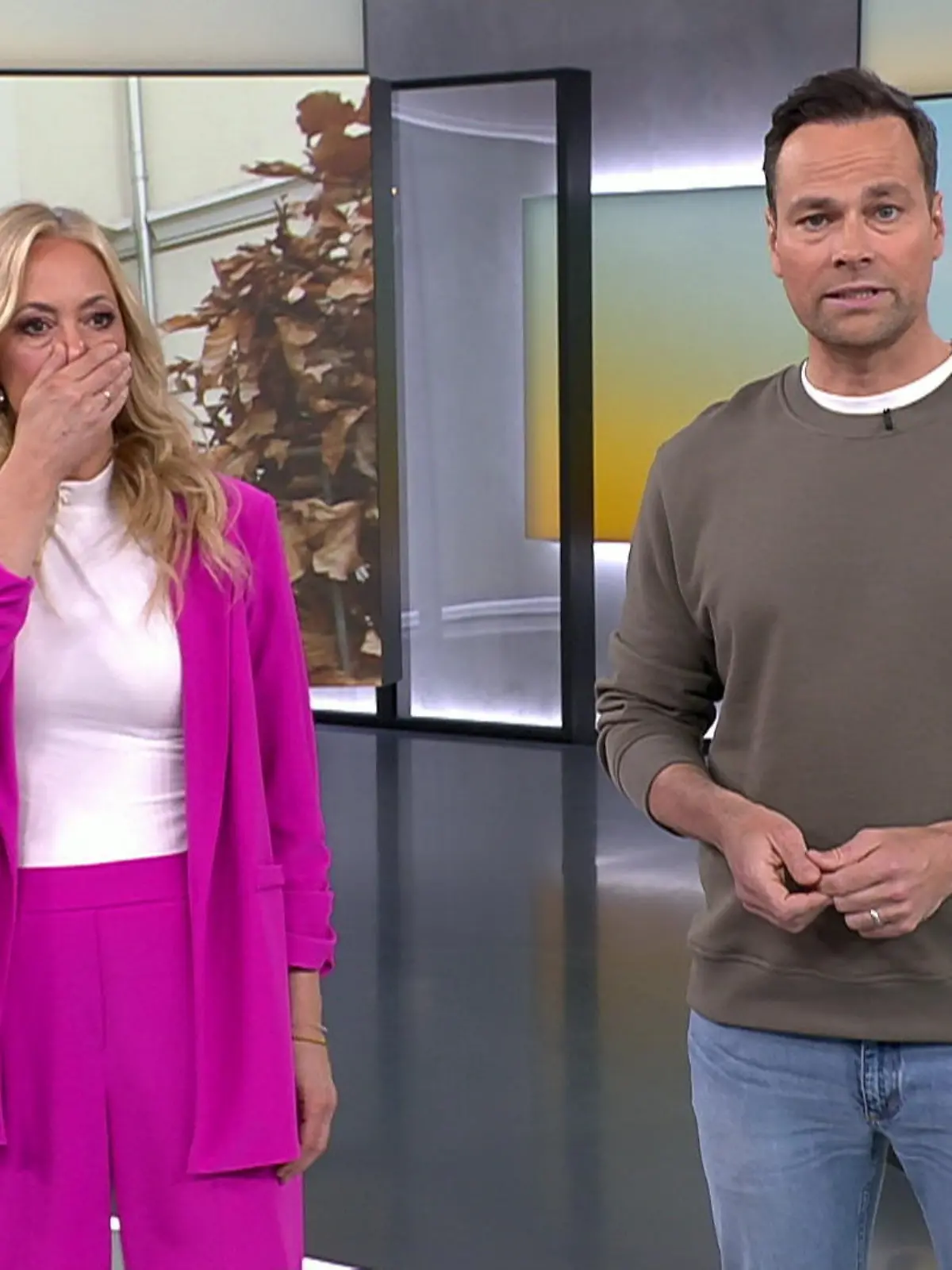 RTL-Moderatorin Angela Finger-Erben schlägt die Hand vor den Mund! Während der Live-Sendung von Punkt 6 hatte ein Kameramann einen Schwächeanfall. Der Notarzt muss gerufen werden. Wir zeigen den Moment im Video.