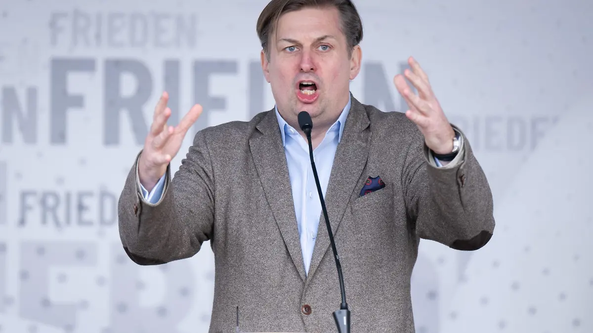 ARCHIV - 01.04.2024, Sachsen, Dresden: Maximilian Krah, AfD-Spitzenkandidat für die Europawahl, spricht auf einer Kundgebung seiner Partei auf dem Schlossplatz. (zu dpa: «Deutsche Spitzenkandidaten für Europa») Foto: Sebastian Kahnert/dpa +++ dpa-Bildfunk +++