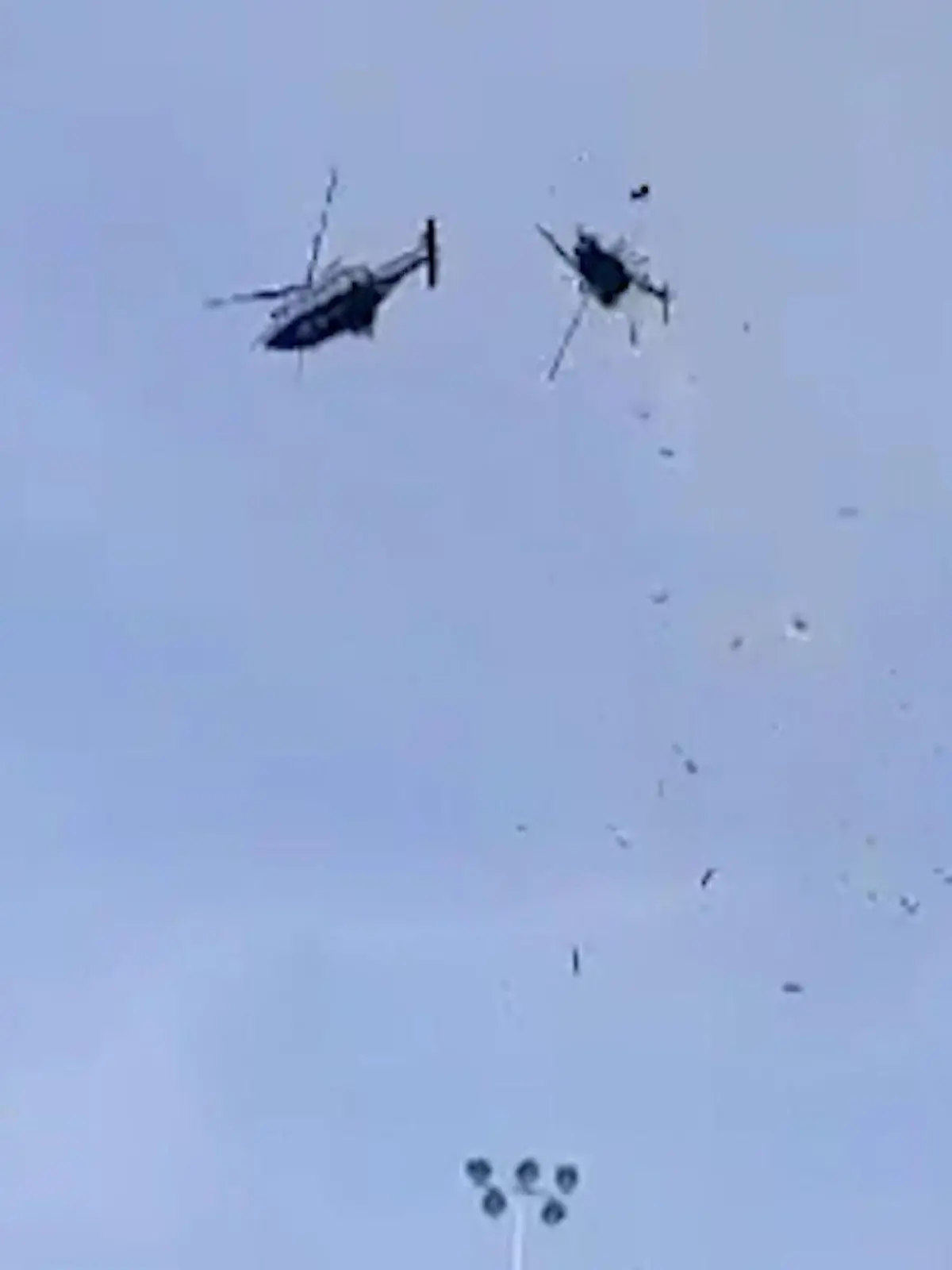 Furchtbar – es gibt keine Überlebenden!

Alle zehn Menschen an Bord sind beim Zusammenstoß zweier Militärhubschrauber in Malaysia ums Leben gekommen. Das Unglück habe sich während einer Übung ereignet, teilte die Marine mit.